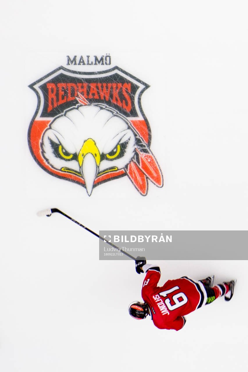 Malmö Redhawks Martin Janohls värmer upp