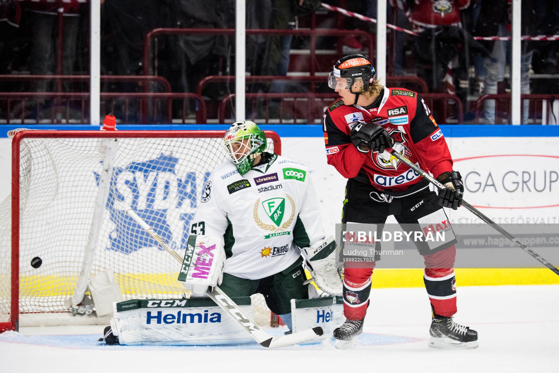 Malmö Redhawks Emil Sylvegård ser 1-0 målet av Max