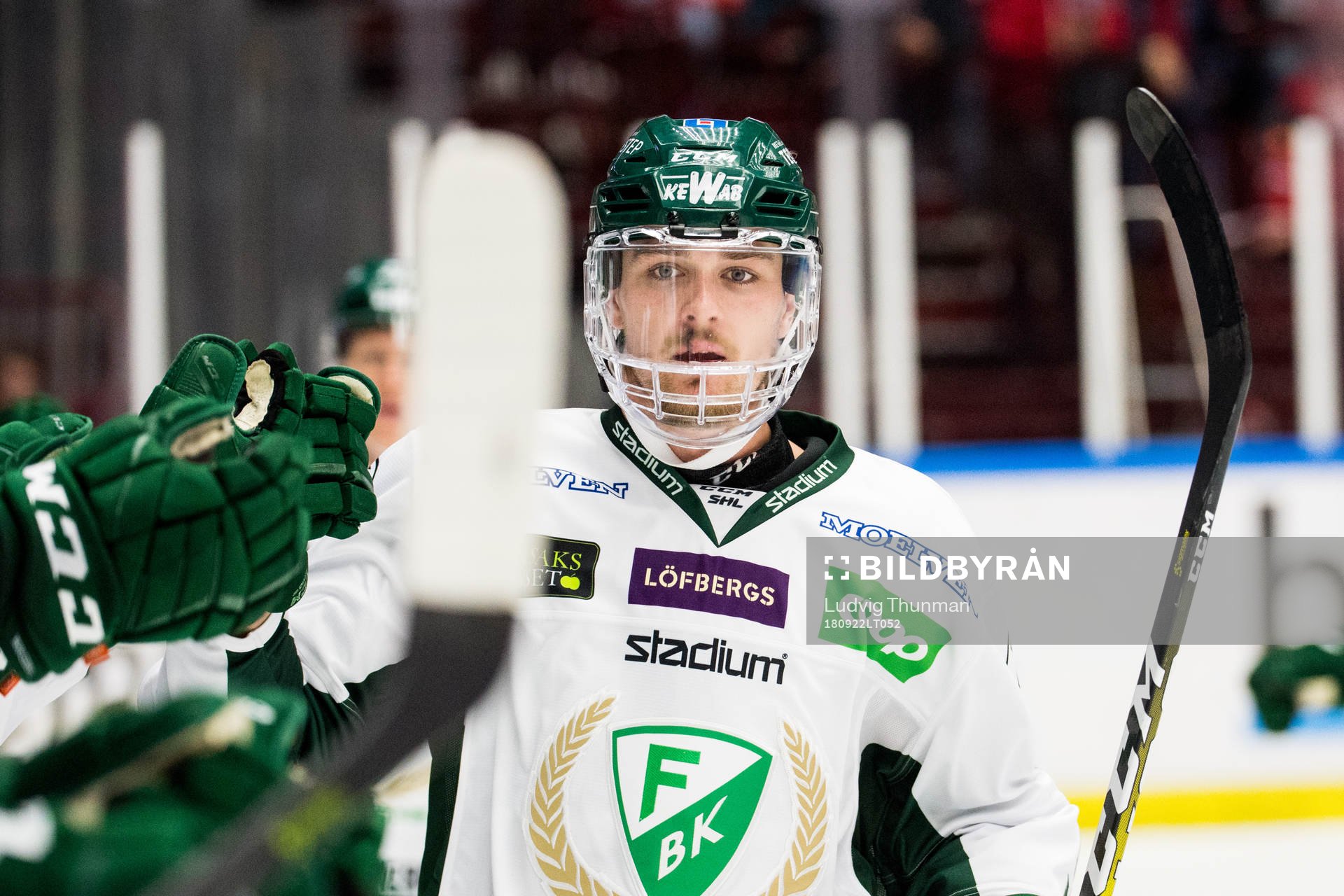 Färjestads Linus Johansson jublar med båset