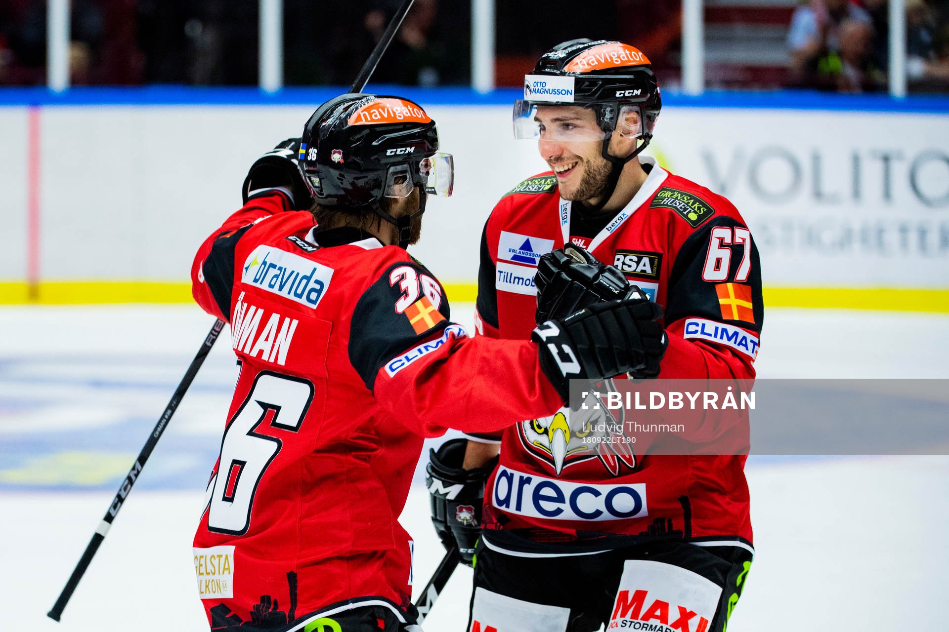 Malmö Redhawks Anton Öhman jublar med Konstantin Komarek