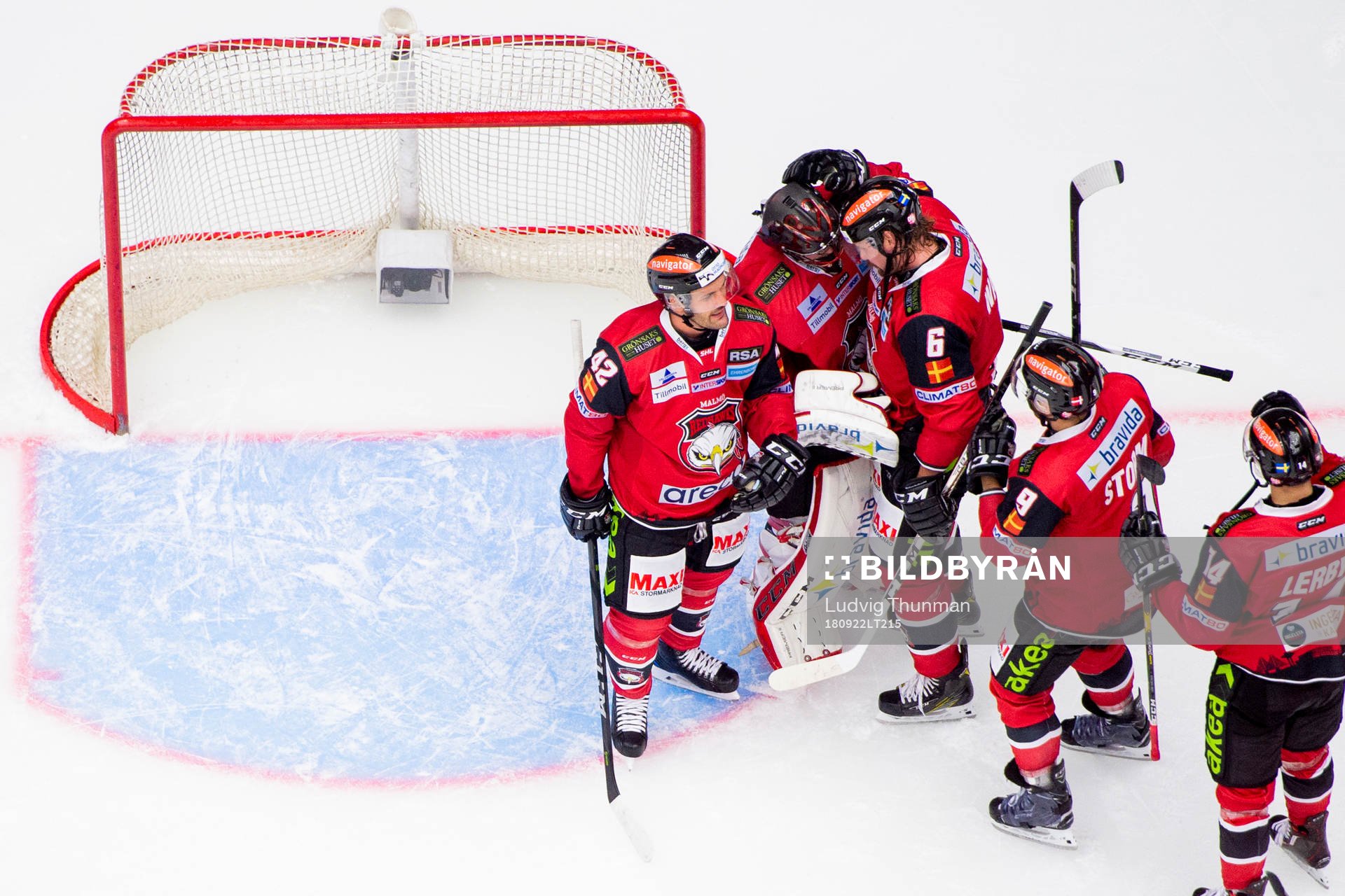 Malmö Redhawks Niklas Arell och Stefan Warg kramar om