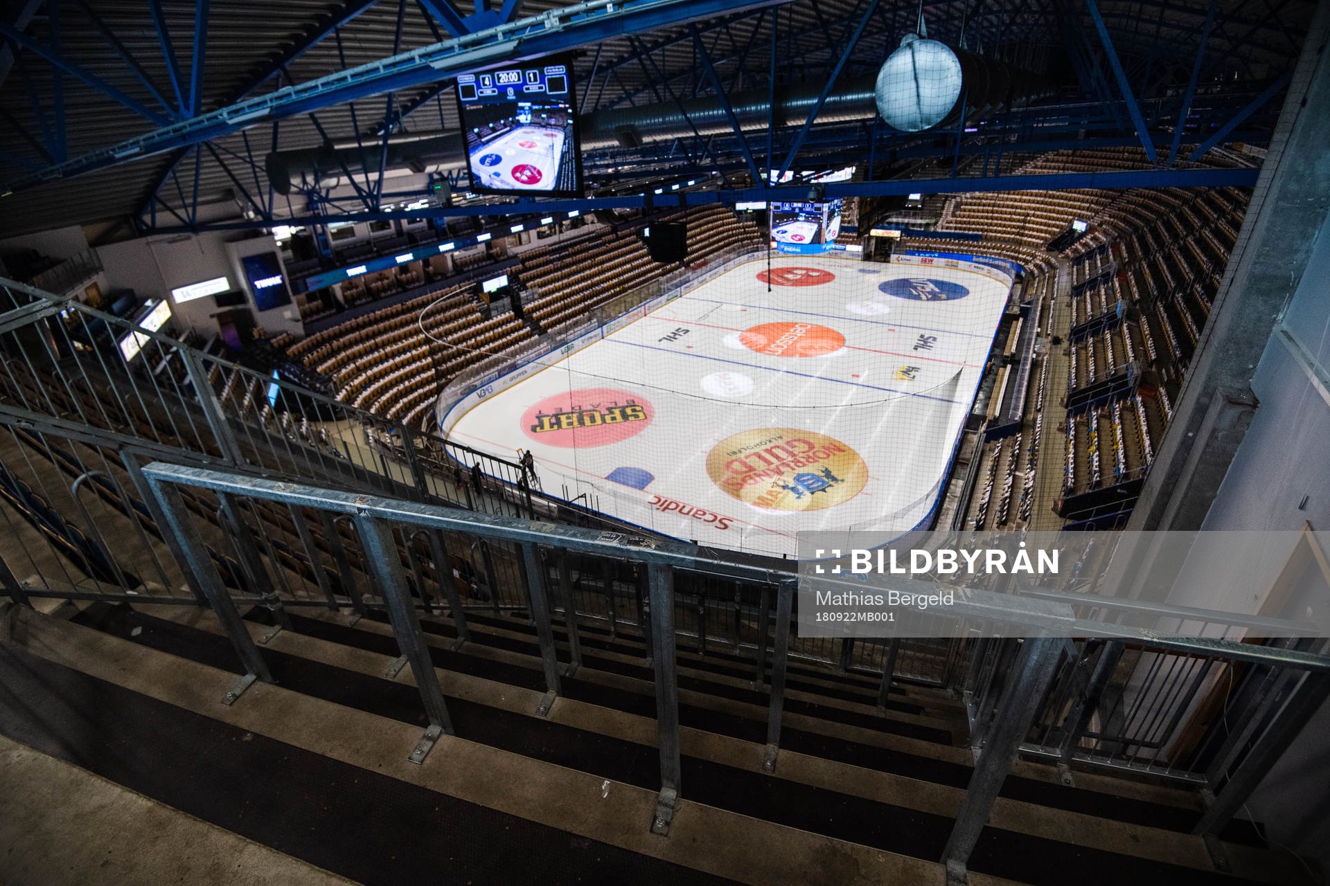 Interiör vy över Kinnarps Arena med bortasektionen i