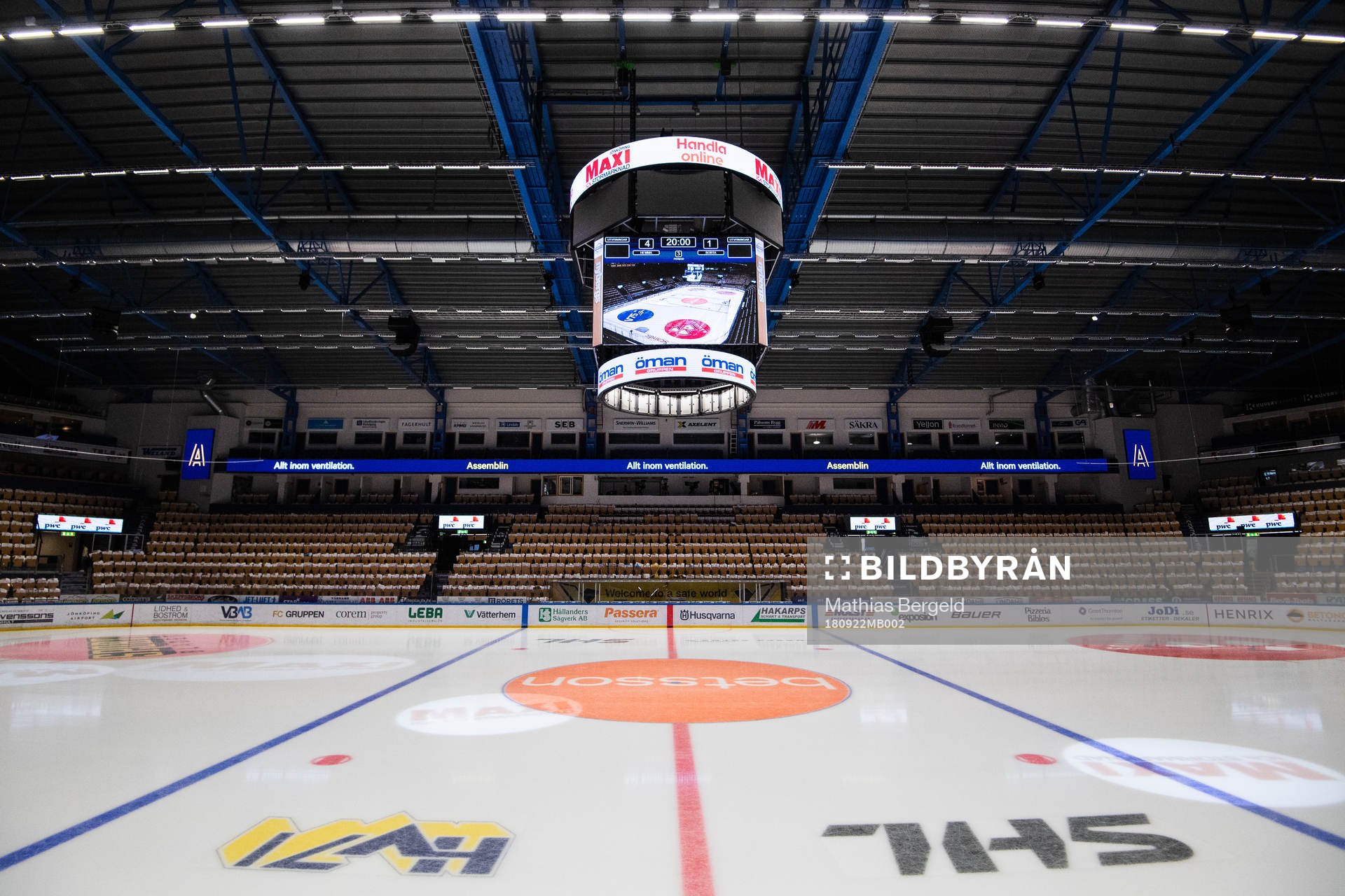 Interiör vy över is, jumbotron och läktare