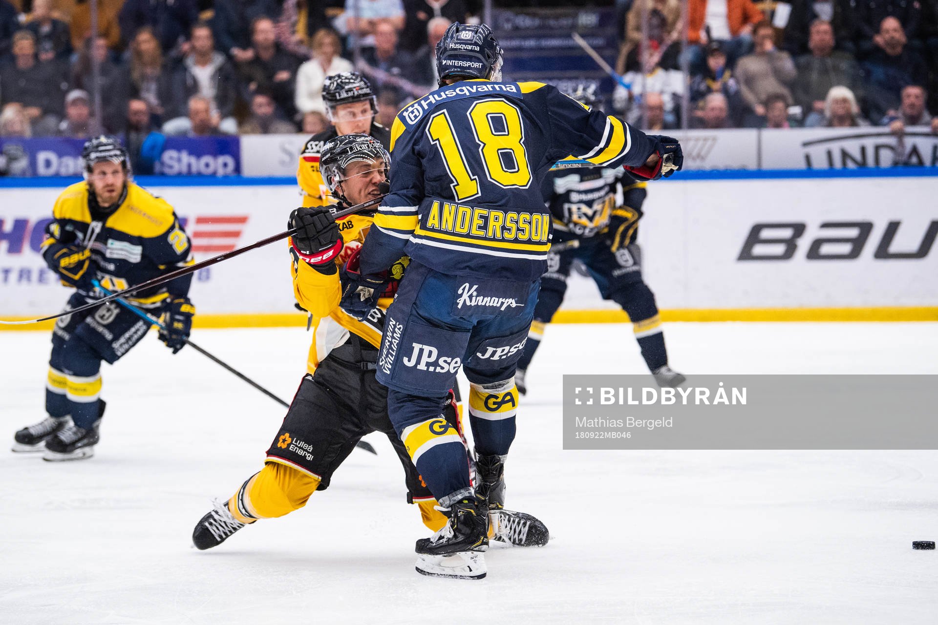s Joakim Andersson i kamp om pucken