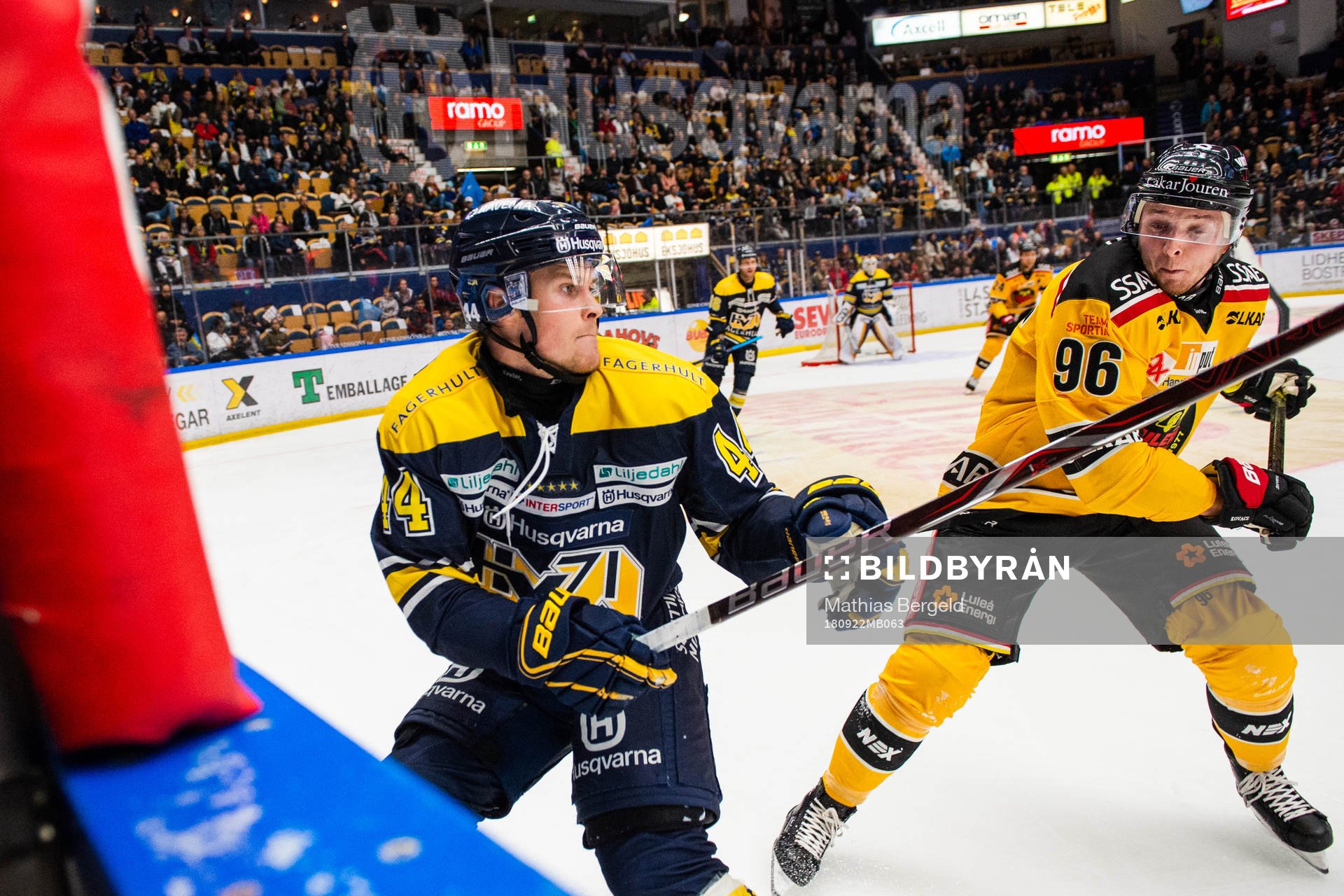 s Mikko Lehtonen i kamp om pucken med Luleås Robin Kovacs