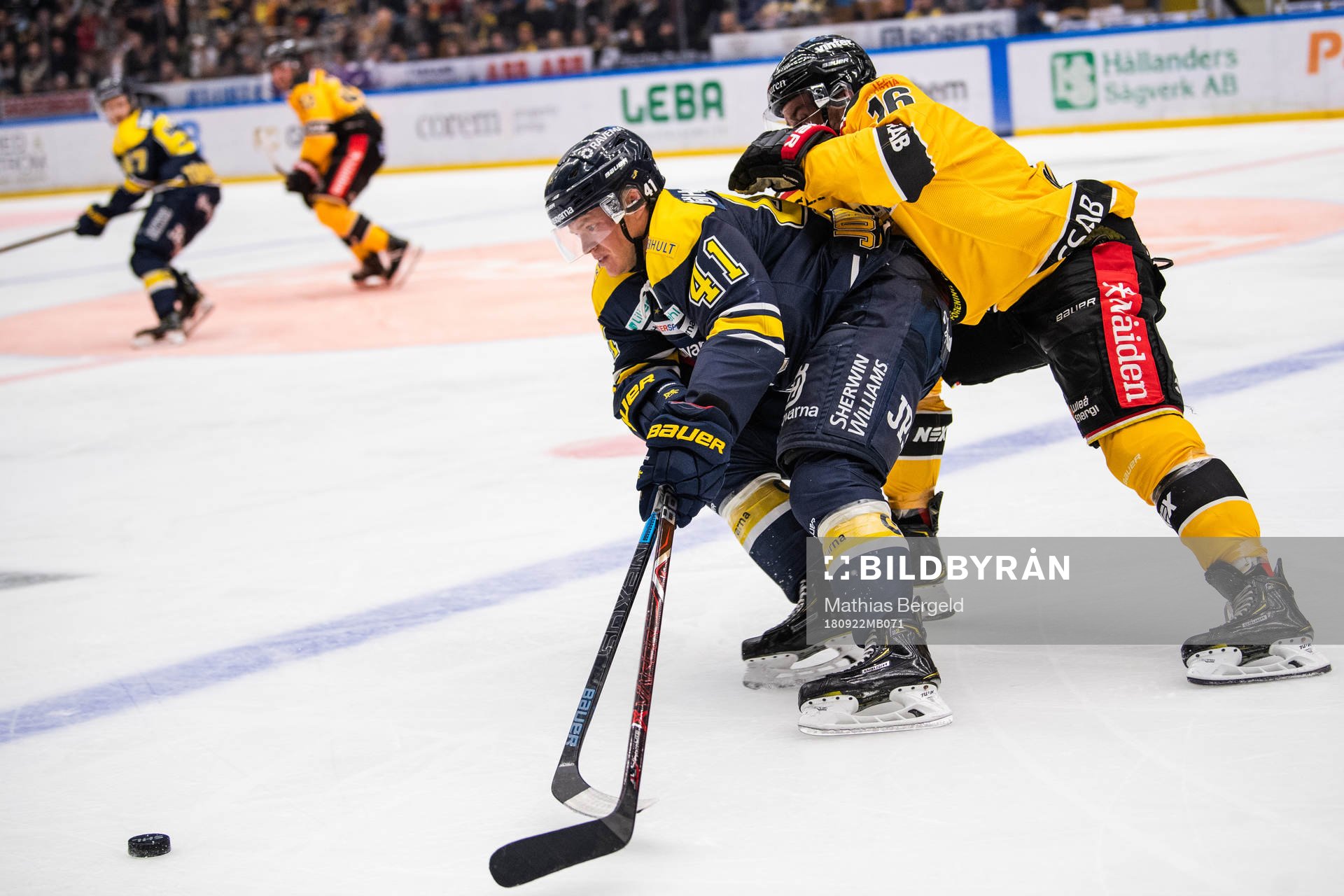 s Johan Johnsson och Luleås Niklas Olausson i kamp om