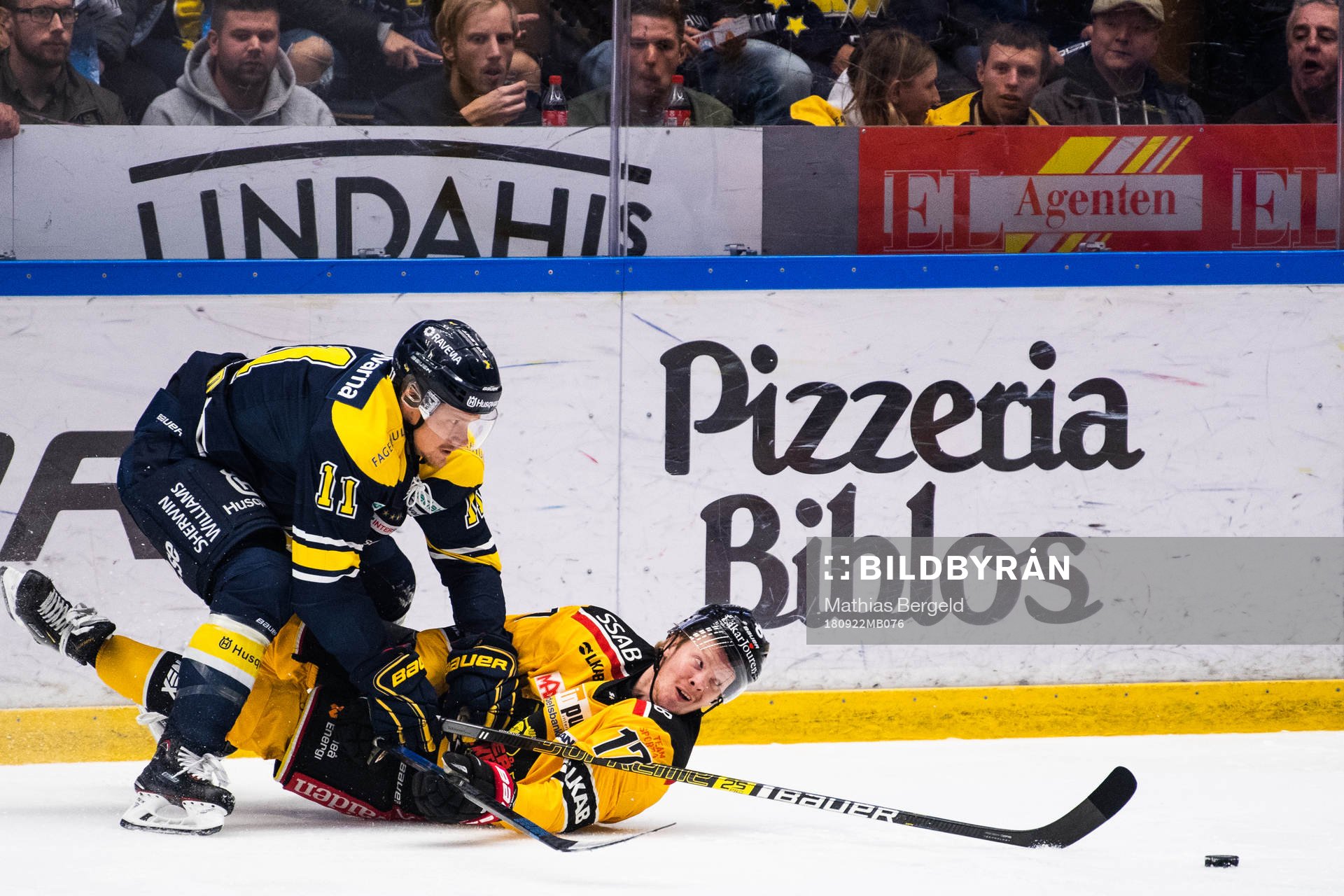 s Simon Önerud och Luleås David Lindquist i kamp om pucken