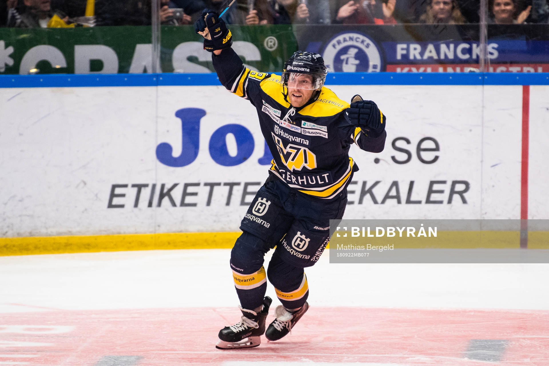 s Simon Önerud jublar