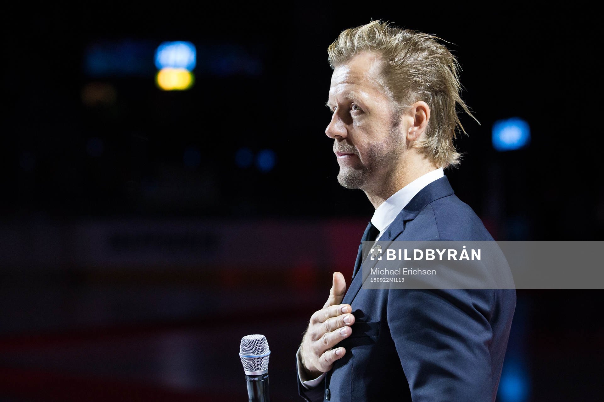 Tomi Kallio håller ett tal
