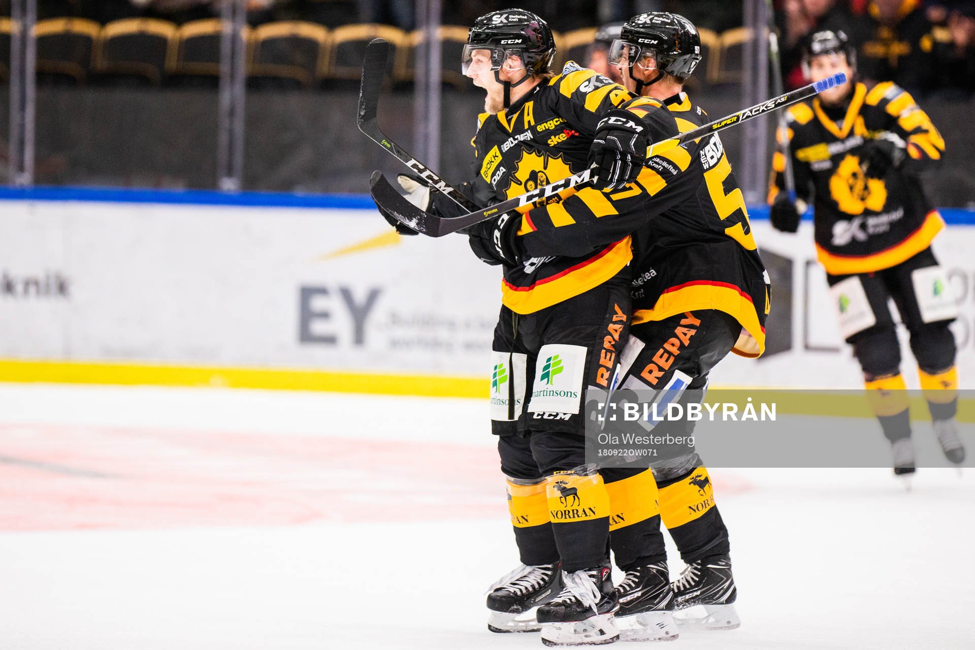 Skellefteås Oscar Möller och Emil Djuse jublar