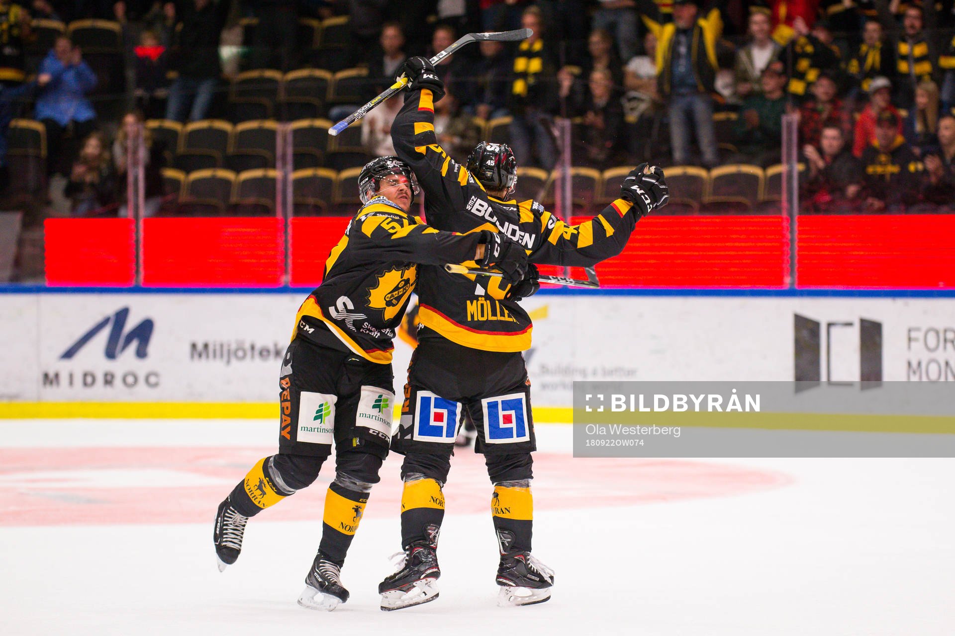 Skellefteås Oscar Möller och Emil Djuse  jublar