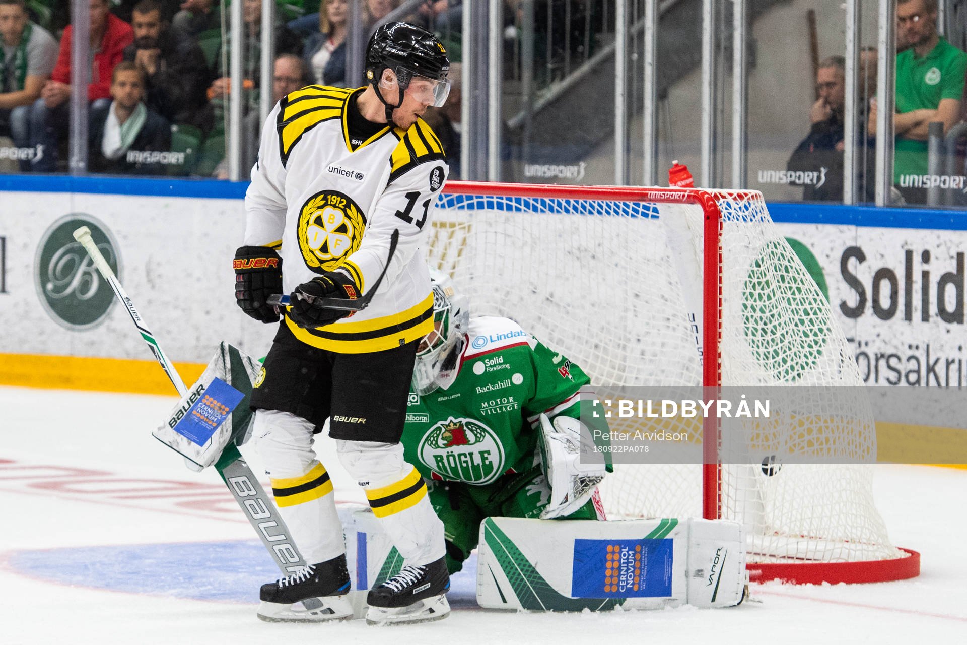 Brynäs Joel Kellman ser pucken gå i mål bakom Rögles