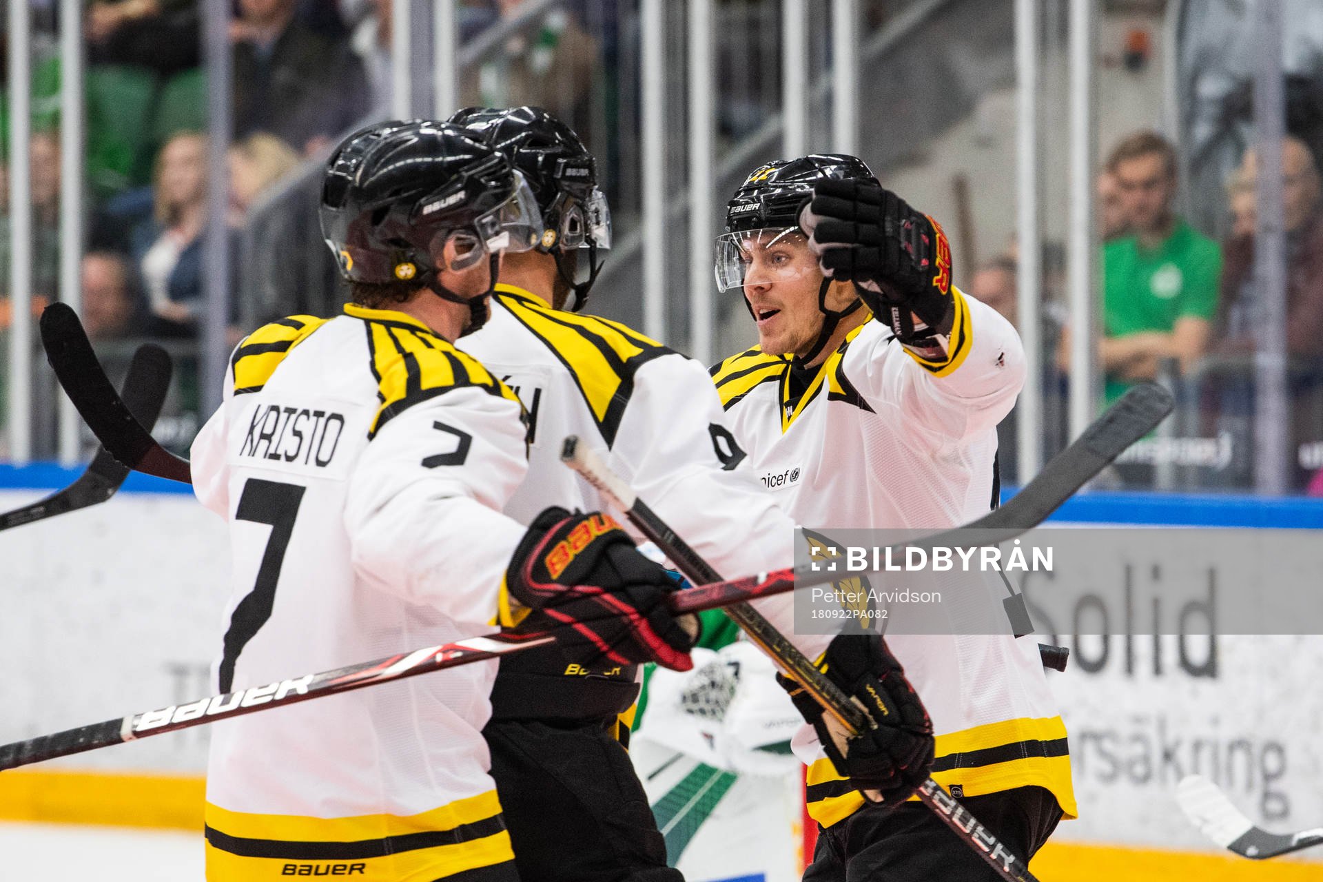 Brynäs Joel Kellman jublar med målskytten Niclas