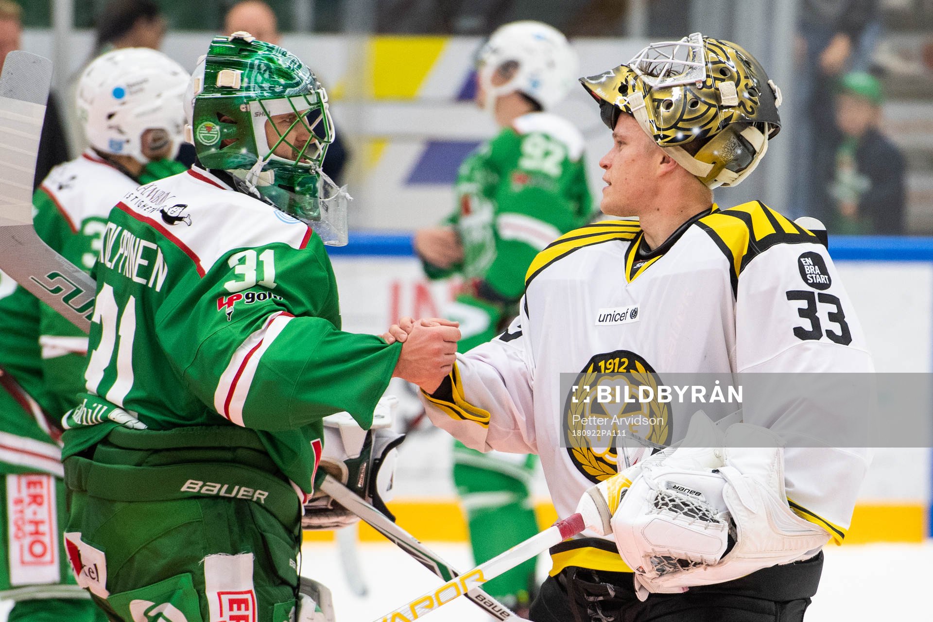 Rögles målvakt Ville Kolppanen tackar Brynäs målvakt