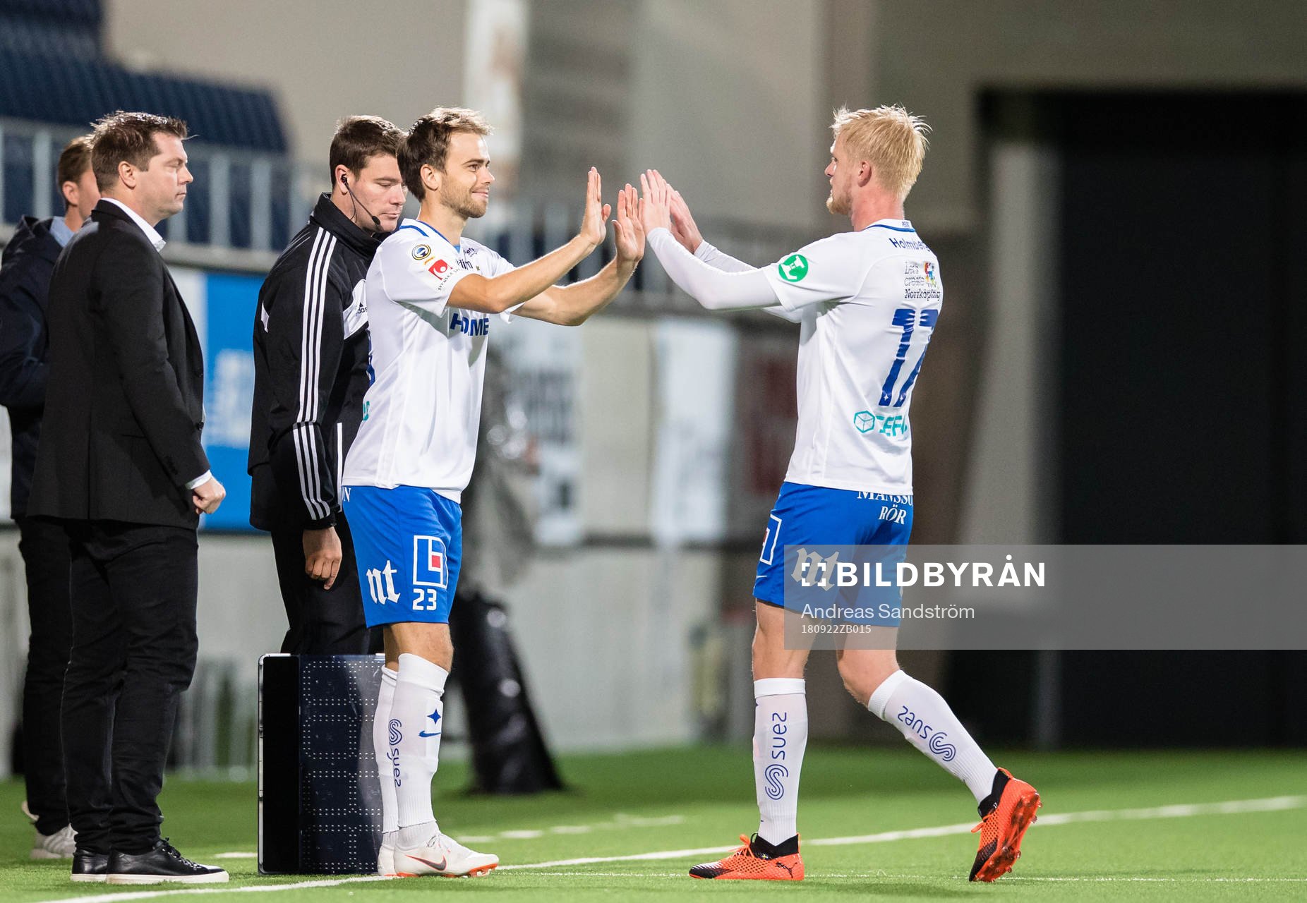 Norrköpings Kalle Holmberg byter med inhopparen Andreas