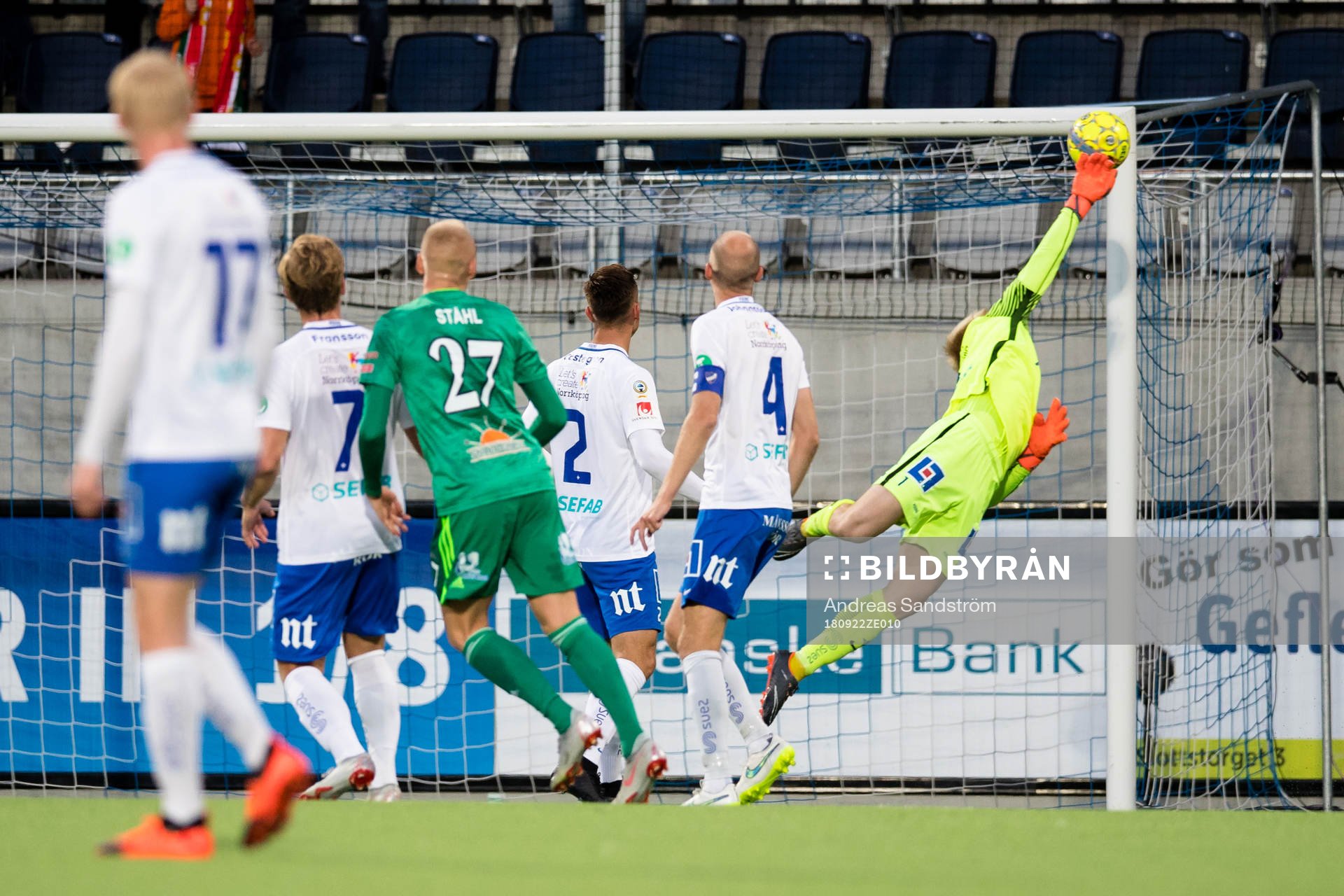 Norrköpings målvakt Isak Pettersson med en räddning med