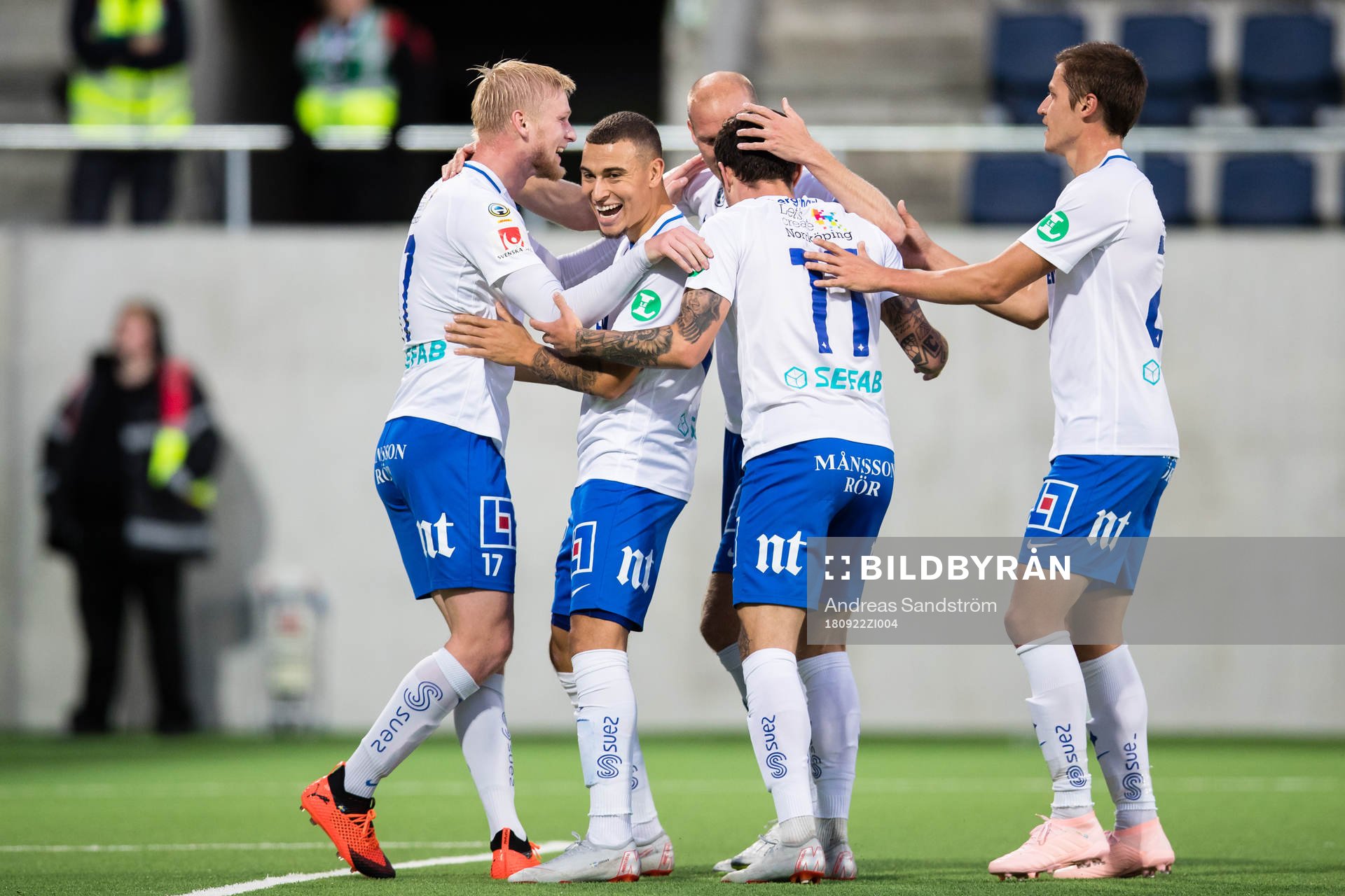 Norrköpings Kalle Holmberg (v) jublar med lagkamrater