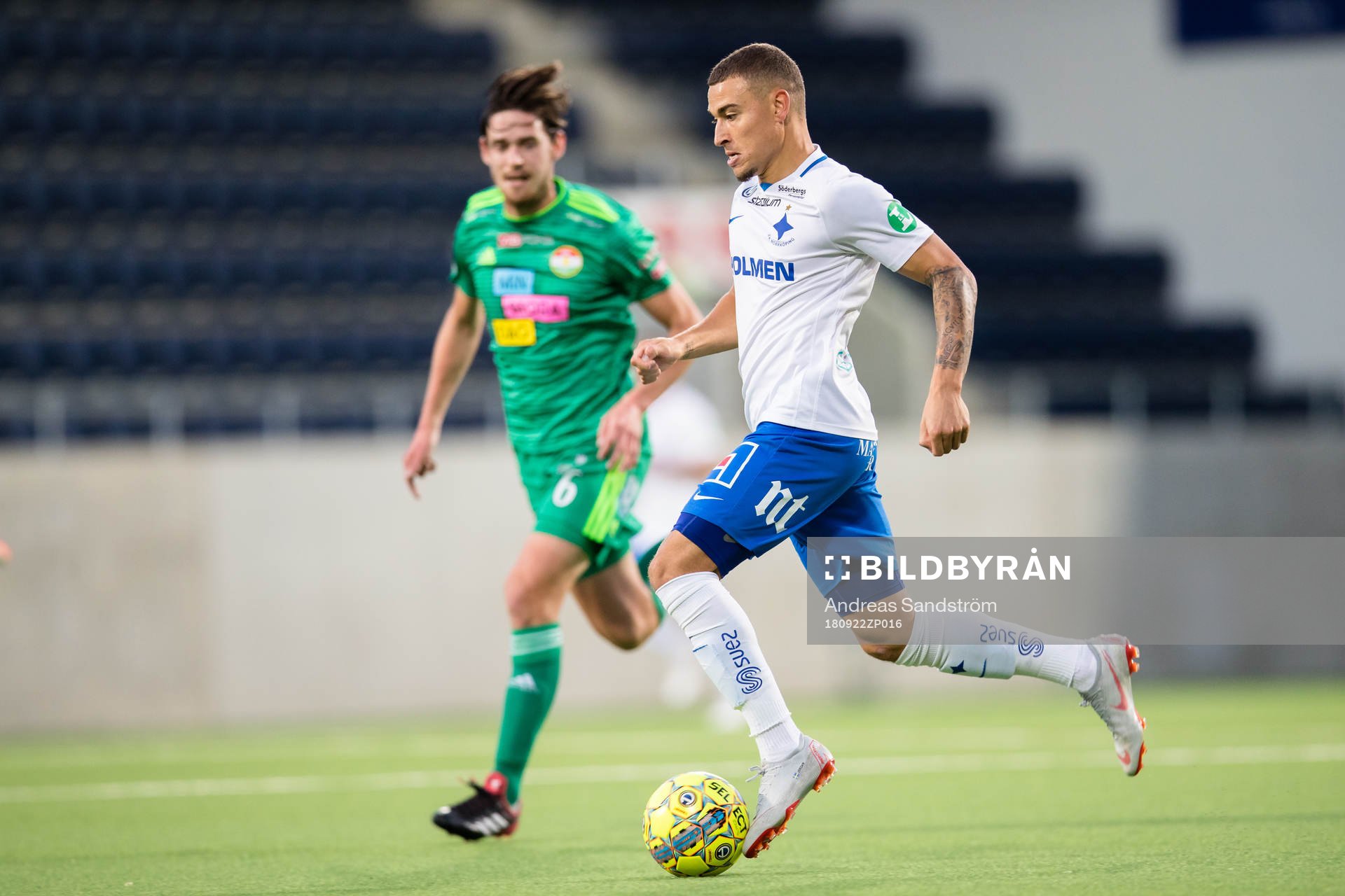 Norrköpings Jordan Larsson med boll