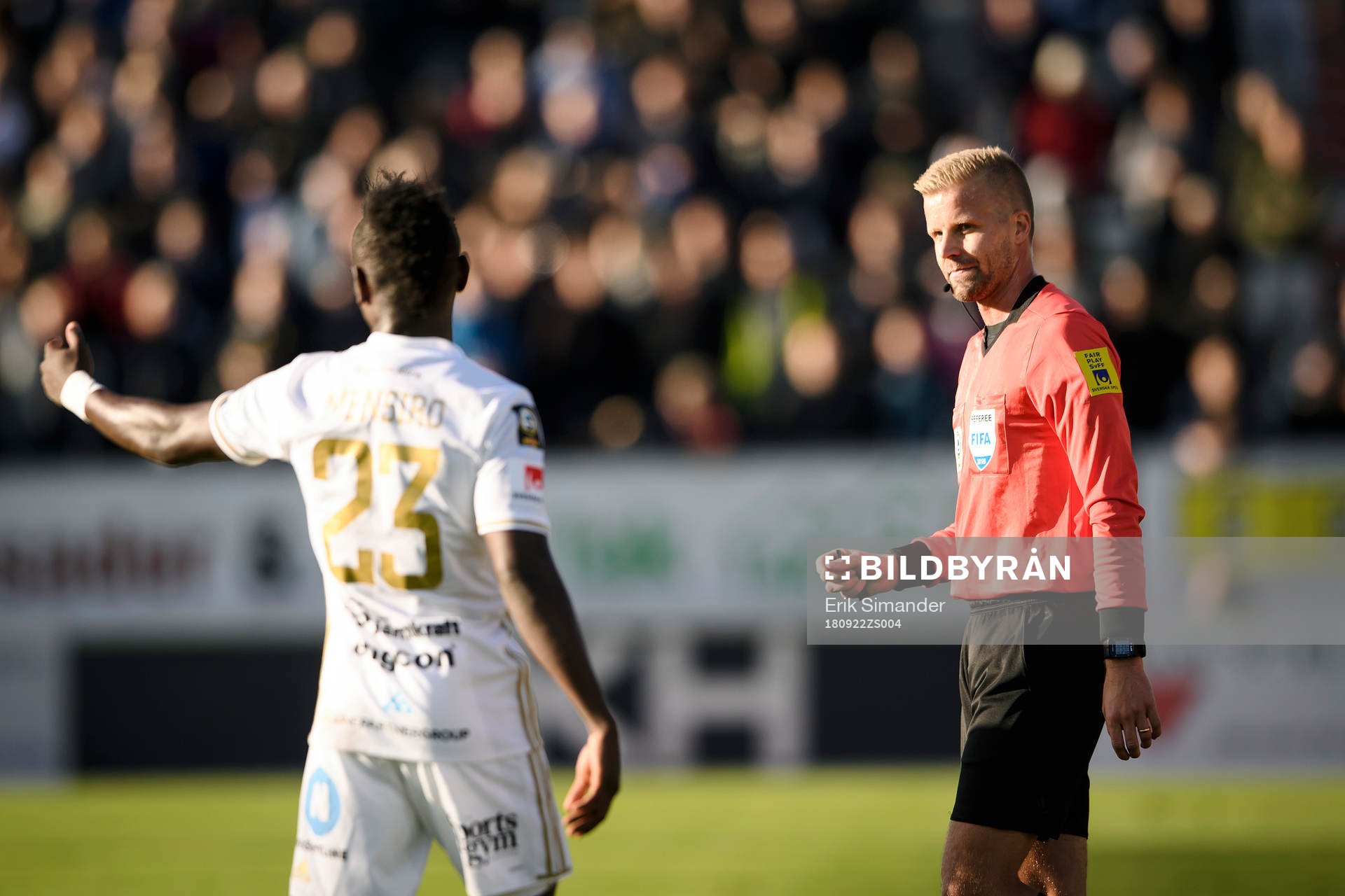 Östersunds Samuel Laryea Mensiro samtalar med domaren