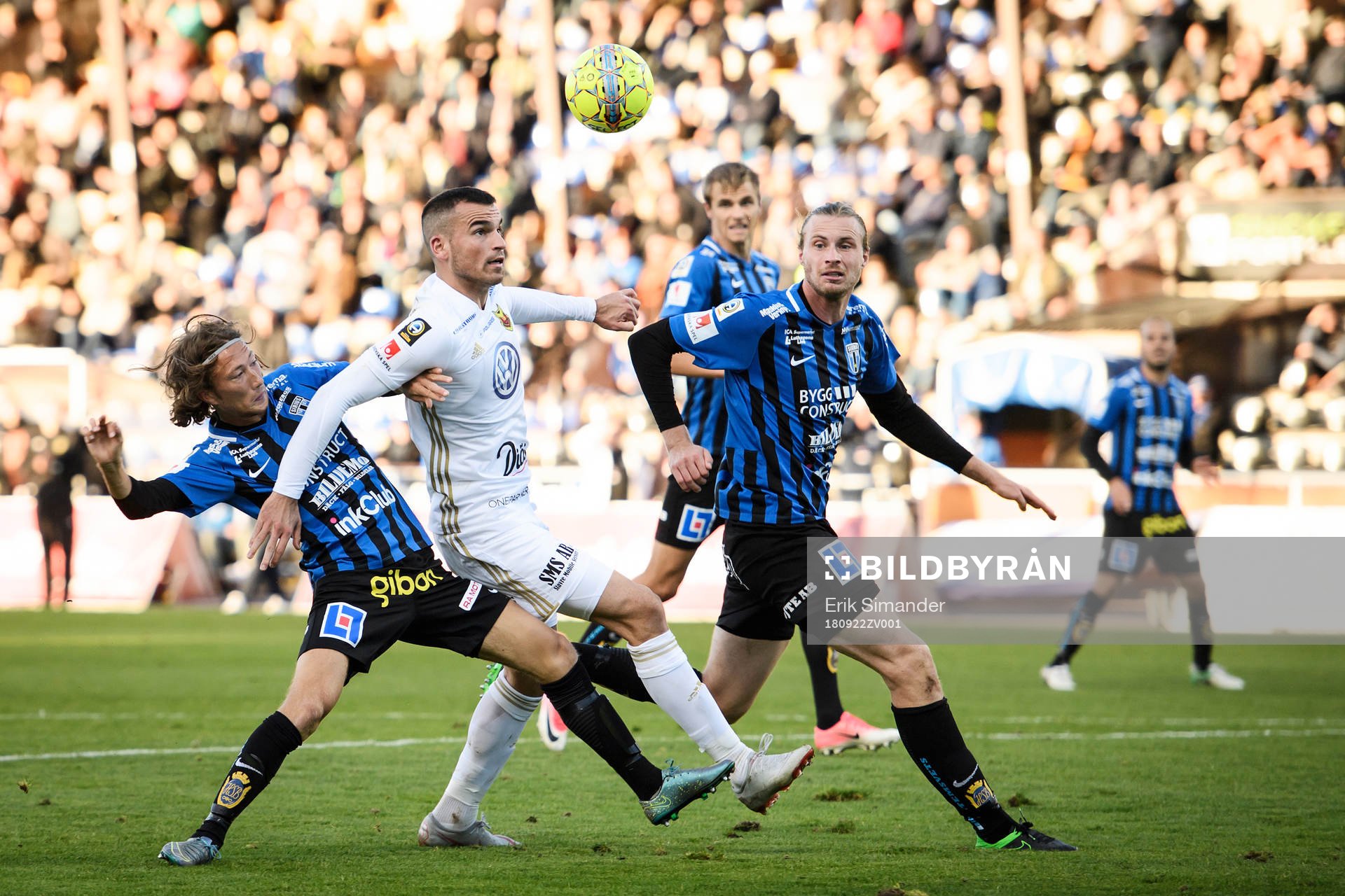 Östersunds Dino Islamovic i kamp om bollen med Sirius Axel