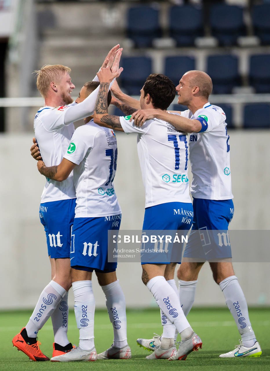 Norrköpings Kalle Holmberg (v) gör 0-2 och jublar med