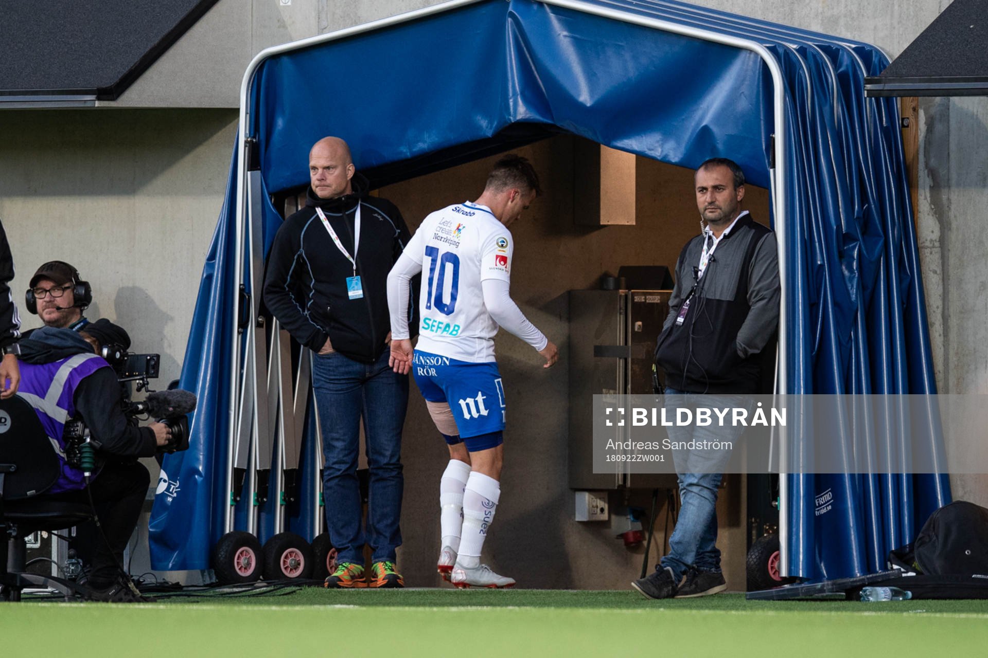 Norrköpings Simon Skrabb lämnar plan skadad