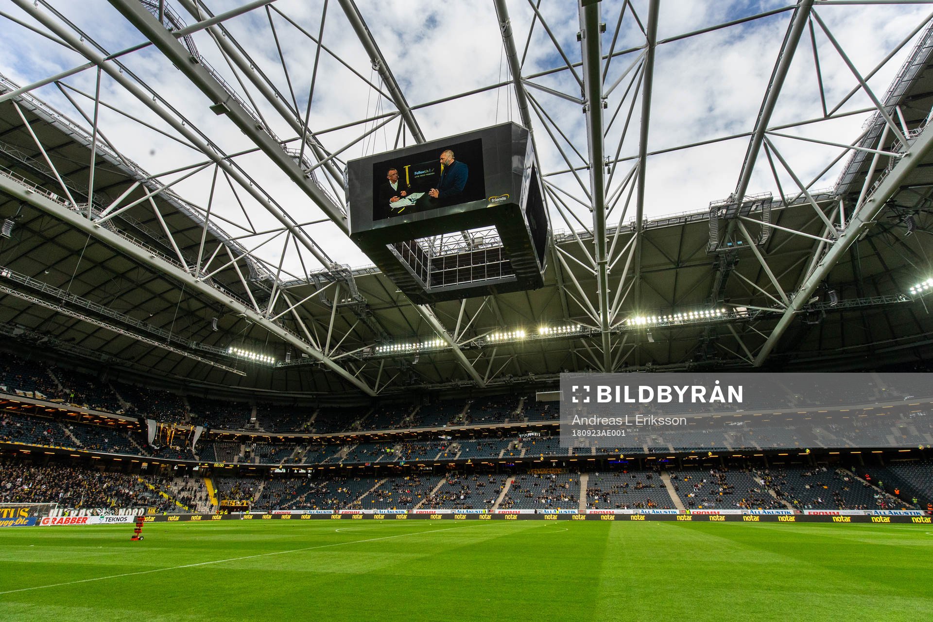 Vybild inuti Friends Arena innan fotbollsmatchen i