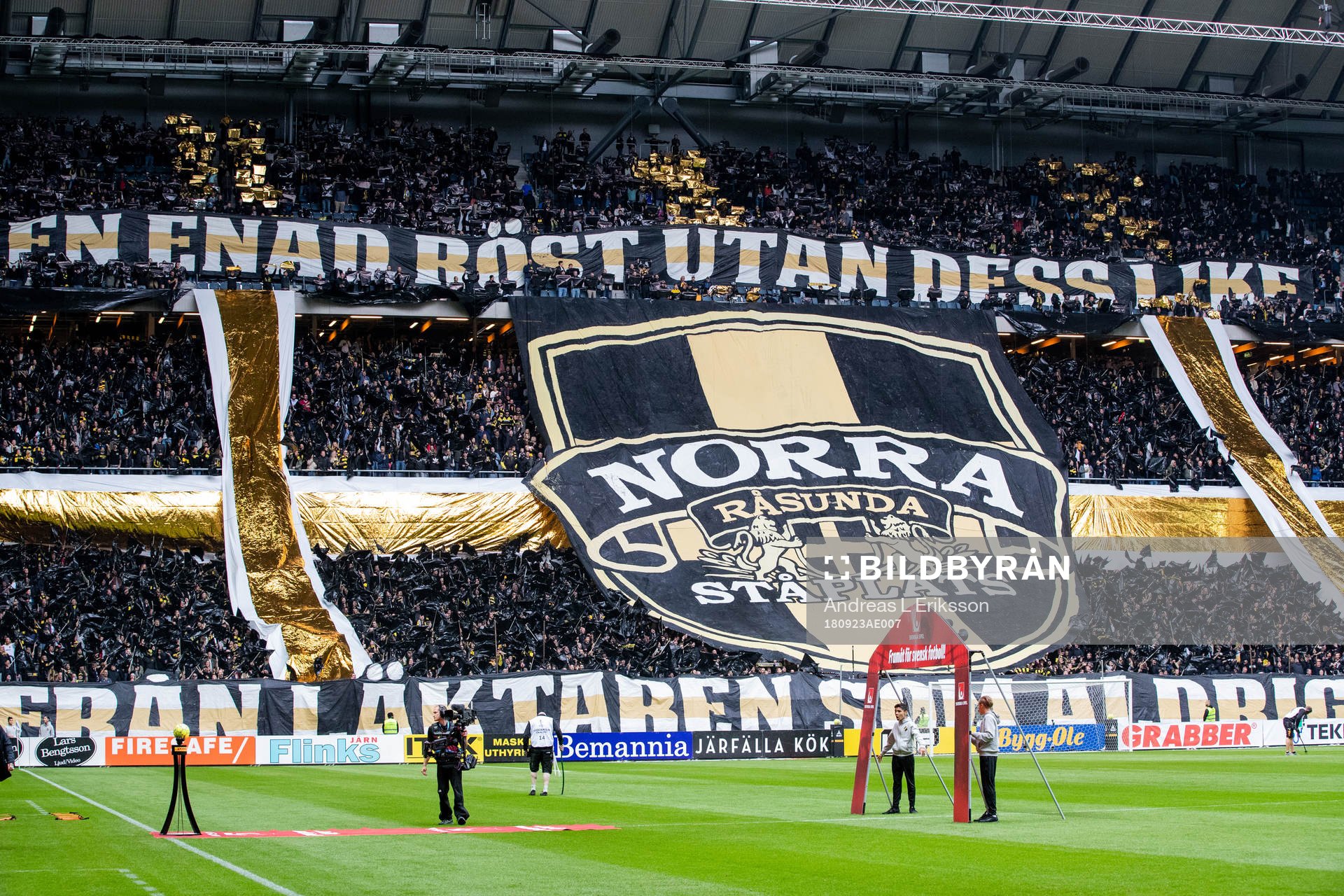 s supportar innan fotbollsmatchen i Allsvenskan mellan AIK