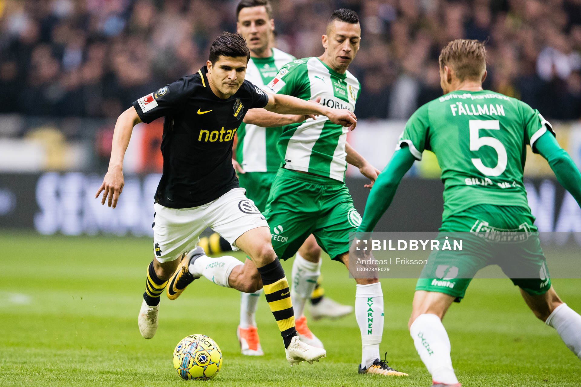 s Tarik Elyounoussi i kamp om bollen med Hammarbys Nikola
