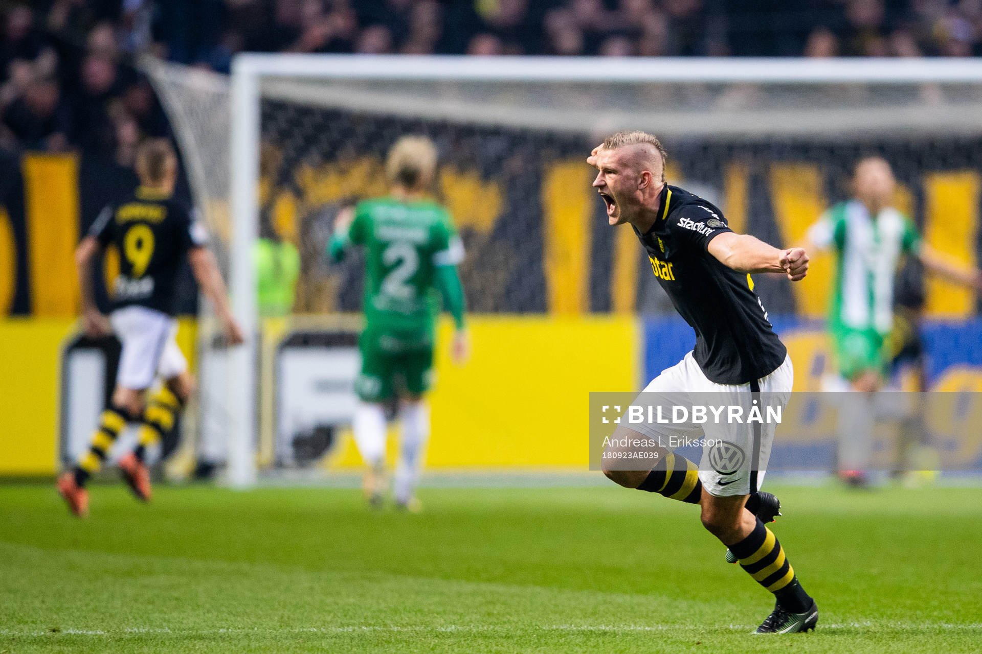 AIK:s Robin Jansson jublar efter 1-0 under fotbollsmatchen i Allsvenskan mellan AIK och Hammarby den 23 september 2018 i Stockholm. 