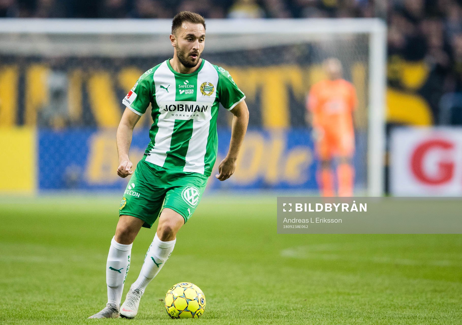 Hammarbys Muamer Tankovic med bollen
