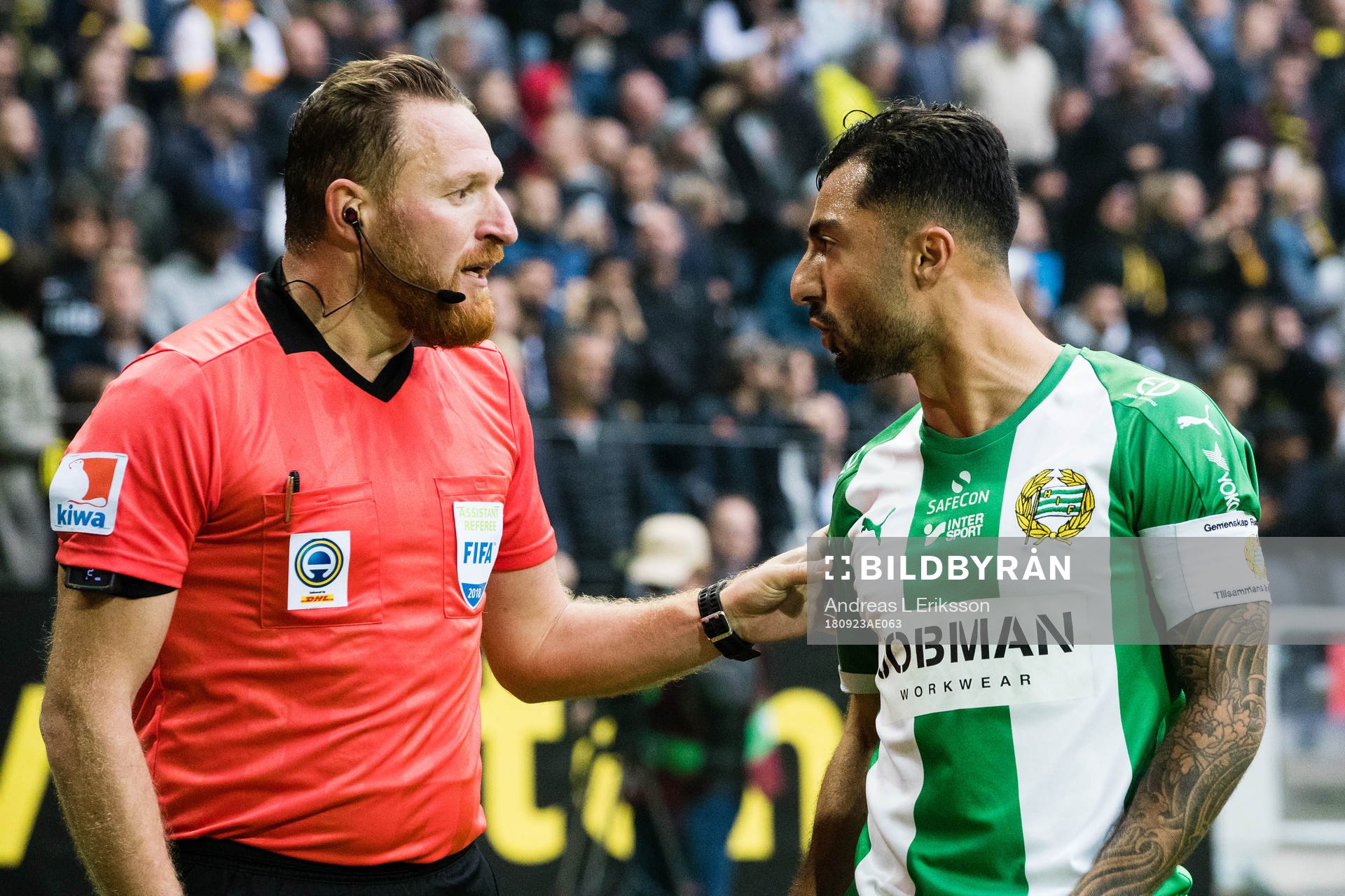 Linjedomare Mehmet Culum samtalar med Hammarbys Jiloan Hamad under fotbollsmatchen i Allsvenskan mellan AIK och Hammarby den 23 september 2018 i Stockholm. 