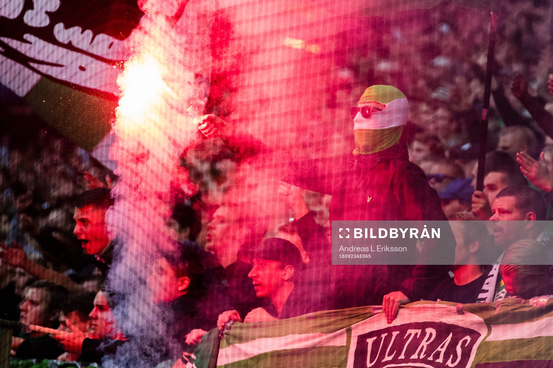 En supporter till Hammarby med en bengal
