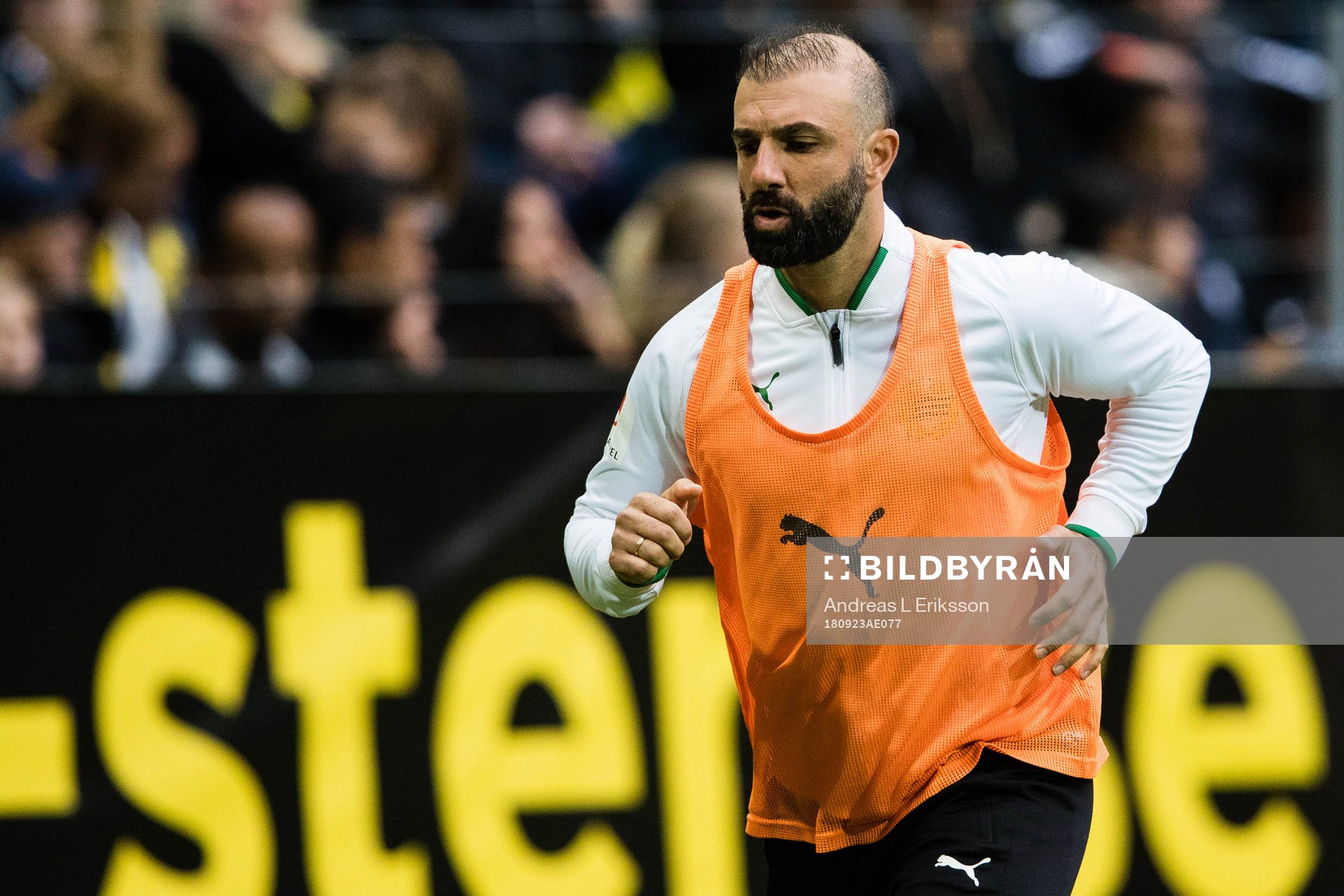 Hammarbys Kennedy Bakircioglu värmer upp under fotbollsmatchen i Allsvenskan mellan AIK och Hammarby den 23 september 2018 i Stockholm. 