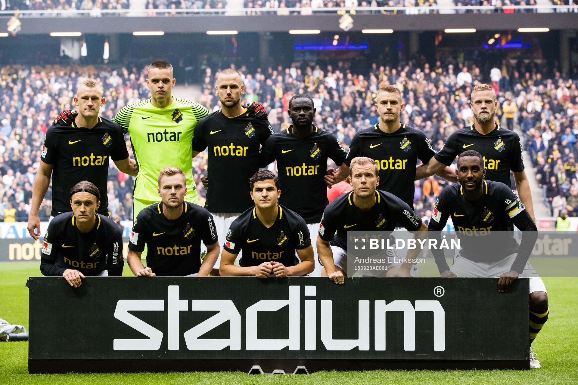 AIK:s startelva inför fotbollsmatchen i Allsvenskan mellan AIK och Hammarby den 23 september 2018 i Stockholm. Övre raden från vänster: Robin Jansson, målvakt Oscar Linnér, Alexander Milosevic, Enoch Kofi Adu, Rasmus Lindkvist och Daniel Sundgren. Nedre raden från vänster: Kristoffer Olsson, Sebastian Larsson, Tarik Elyounoussi, Per Karlsson och Henok Goitom.