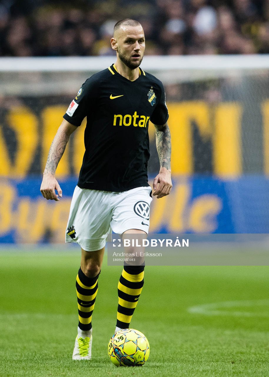 s Alexander Milosevic med bollen