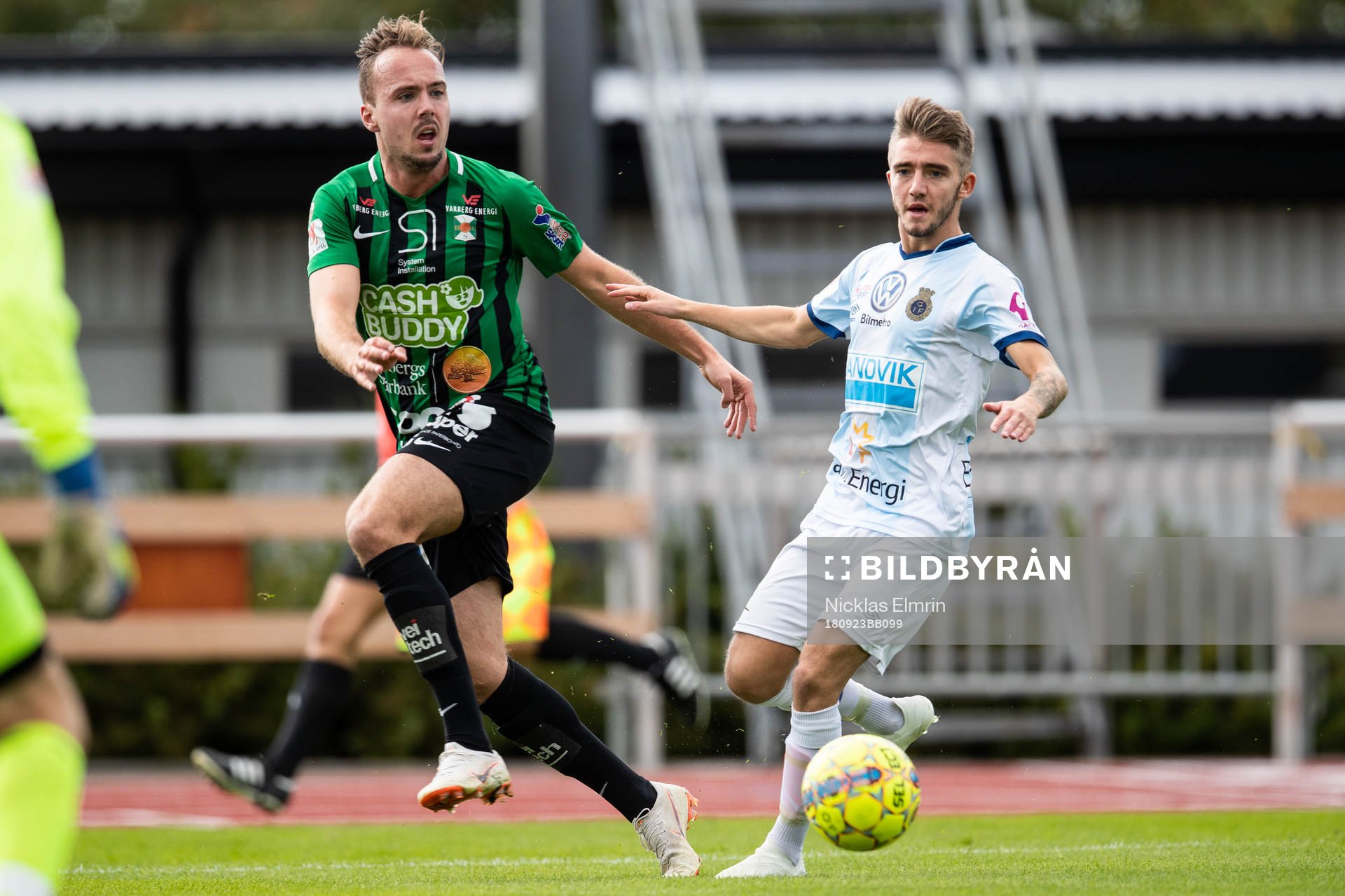 Varbergs Sebastian Möller och Gefles Anton Kralj under fotbollsmatchen i Superettan mellan Varberg och Gefle den 23 september 2018 i Varberg. 