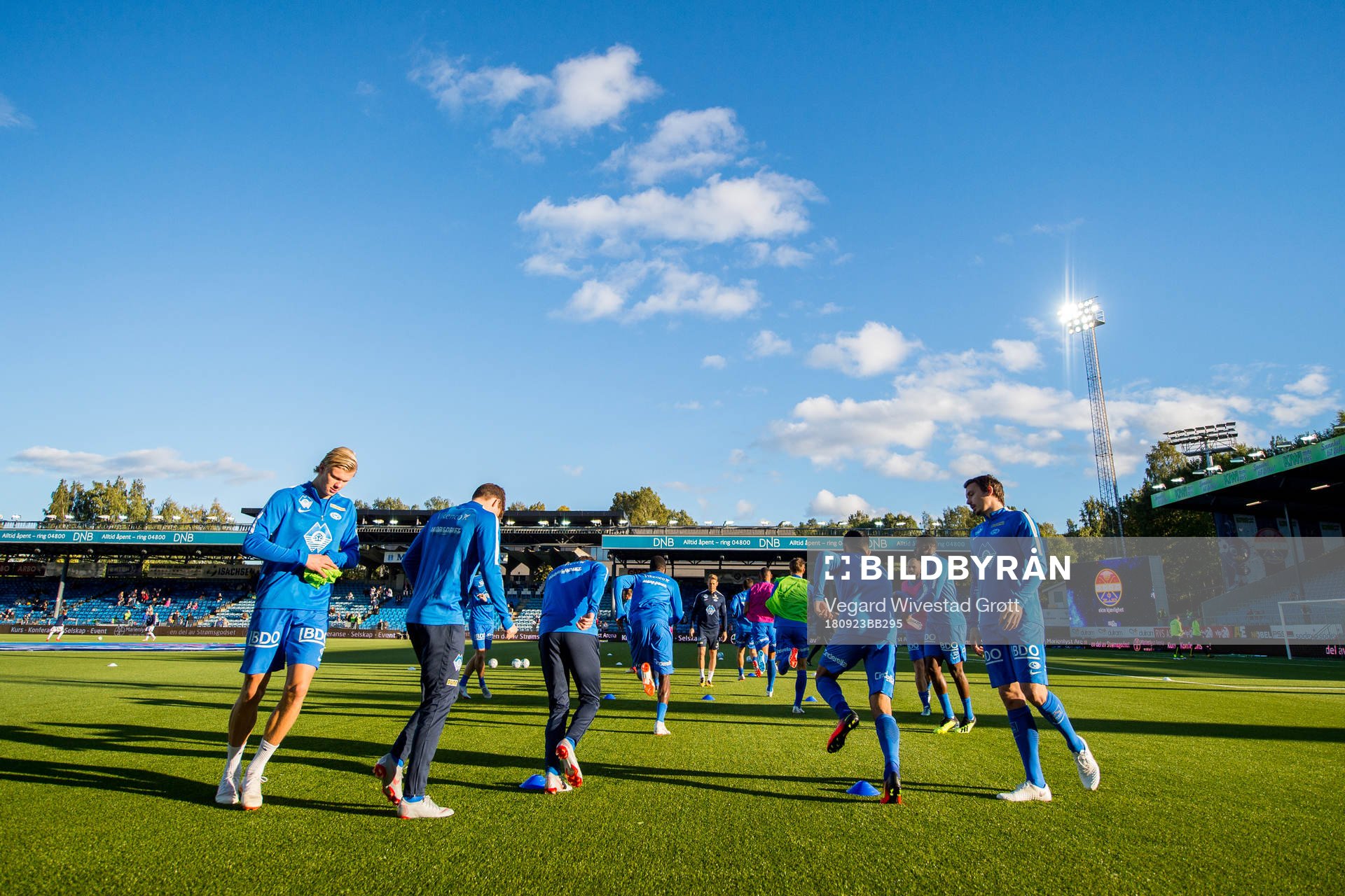 Erling Braut Håland and the players of Molde warm-up