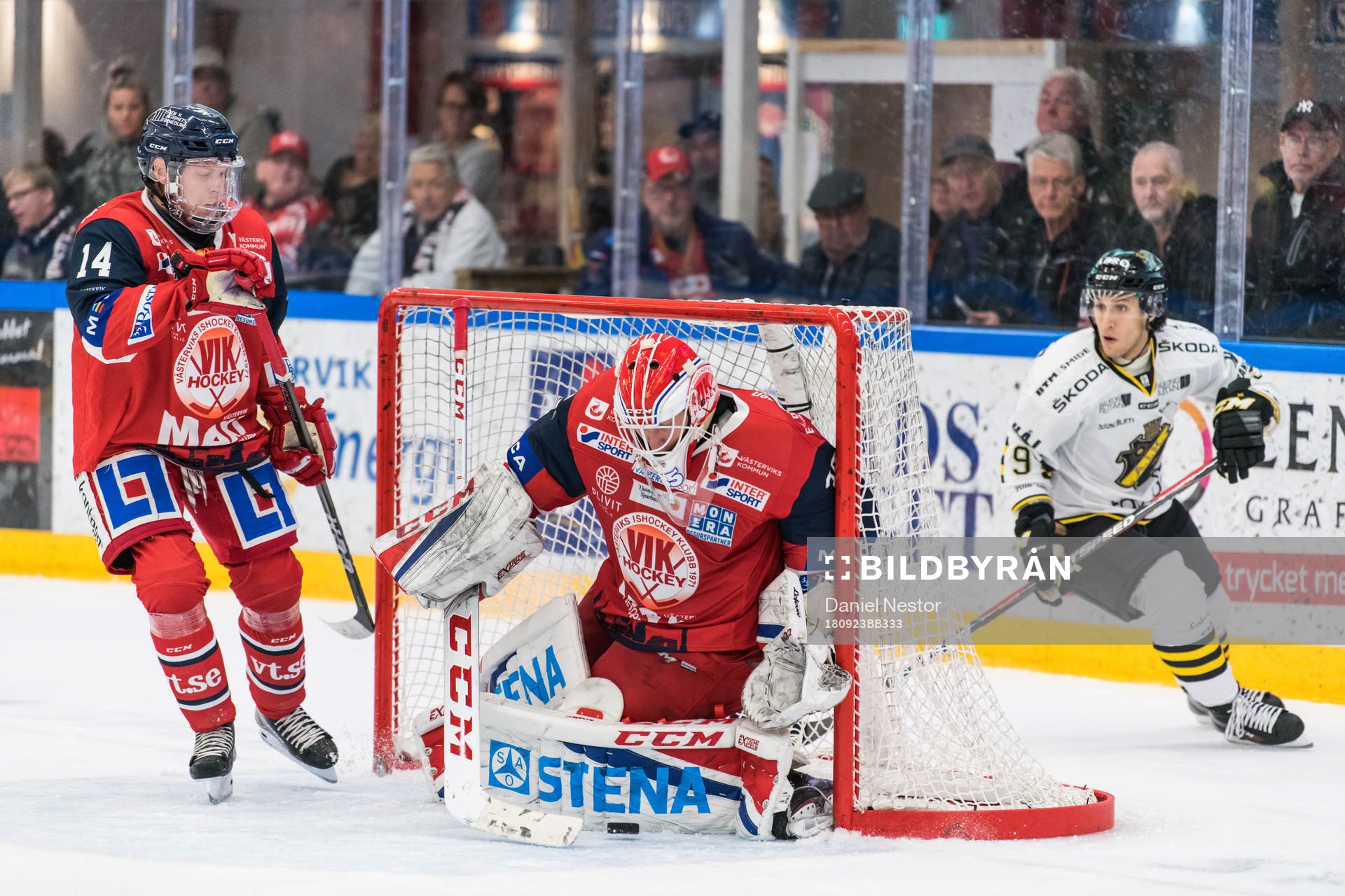 Västerviks målvakt Emil Kruse med en räddning