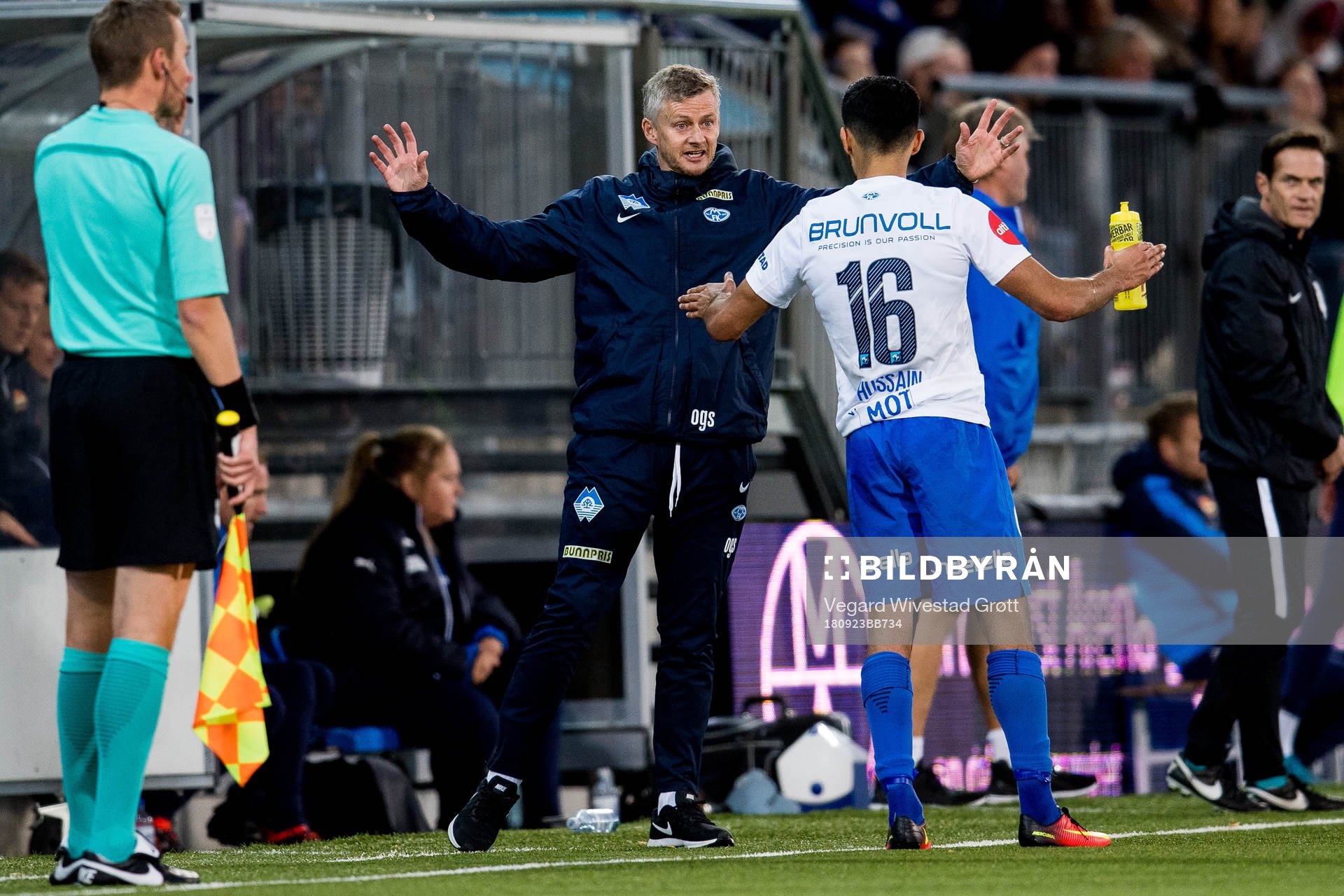 Ole Gunnar Solskjær, manager of Molde, talks to Etzaz