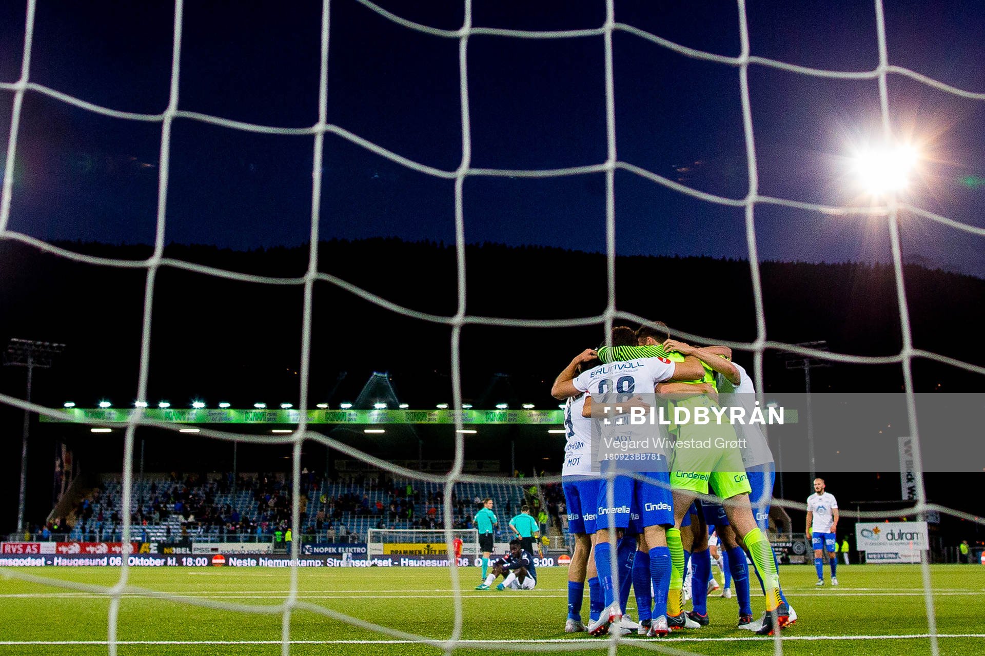 Goalkeeper Andreas Linde and the players of Molde celebrate after the Eliteserien match between Strømsgodset and Molde on September 23, 2018 in Drammen.