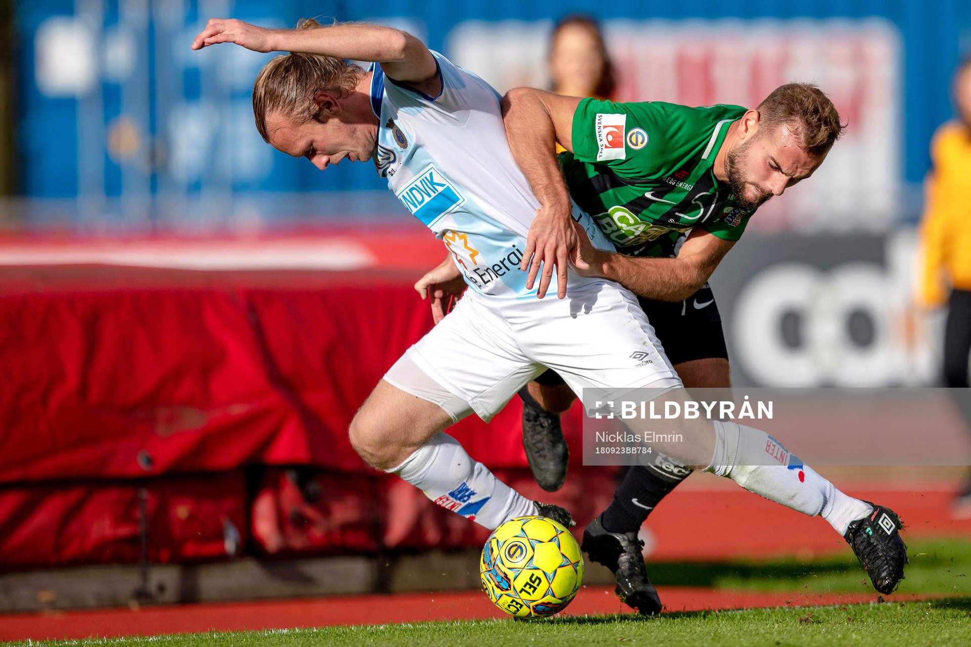  Gefles Jesper Florén mot Varbergs Perparim Beqaj under fotbollsmatchen i Superettan mellan Varberg och Gefle den 23 september 2018 i Varberg. 