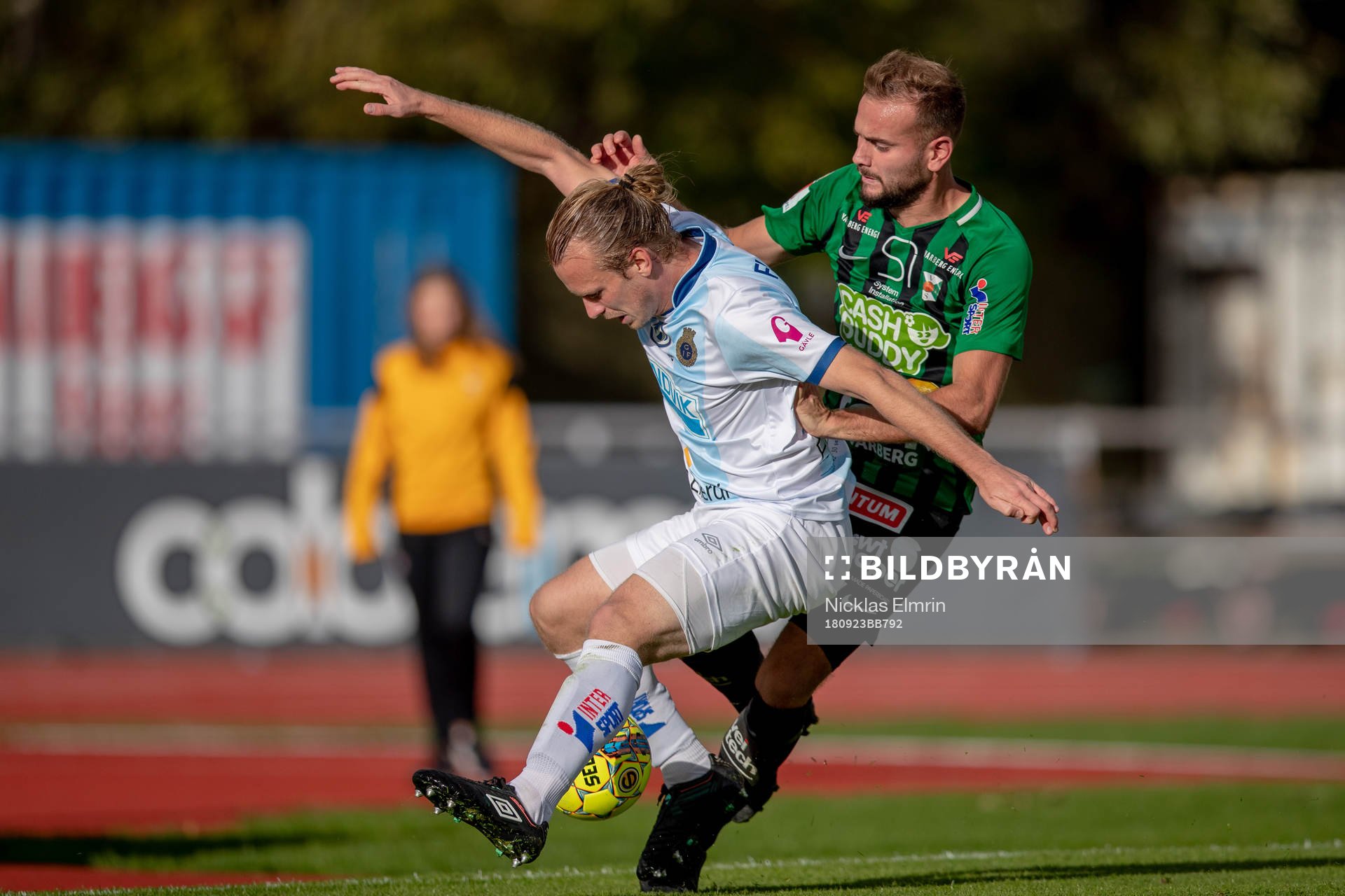  Gefles Jesper Florén mot Varbergs Perparim Beqaj under fotbollsmatchen i Superettan mellan Varberg och Gefle den 23 september 2018 i Varberg. 