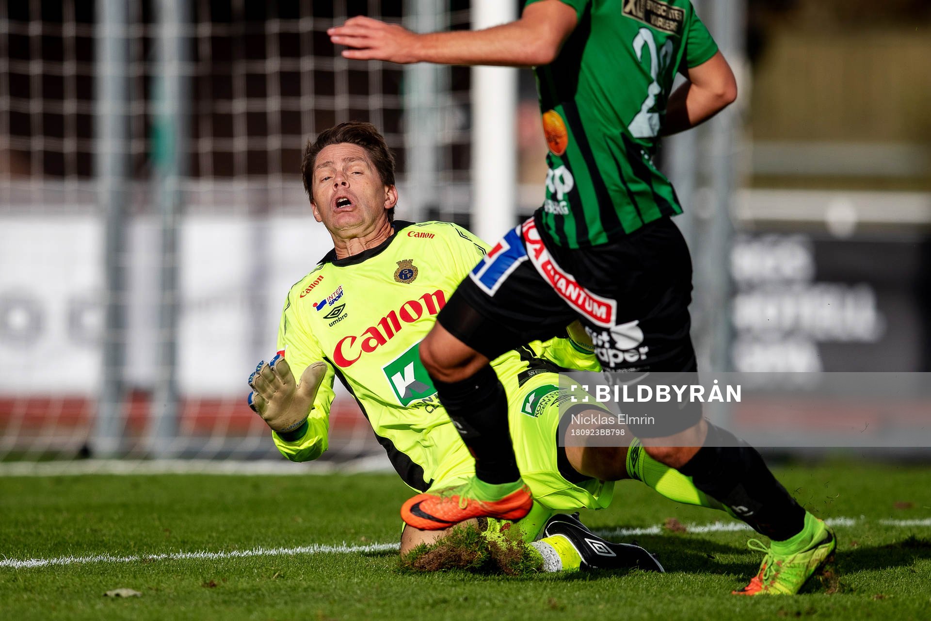  Gefles målvakt Mattias Hugosson under fotbollsmatchen i Superettan mellan Varberg och Gefle den 23 september 2018 i Varberg.