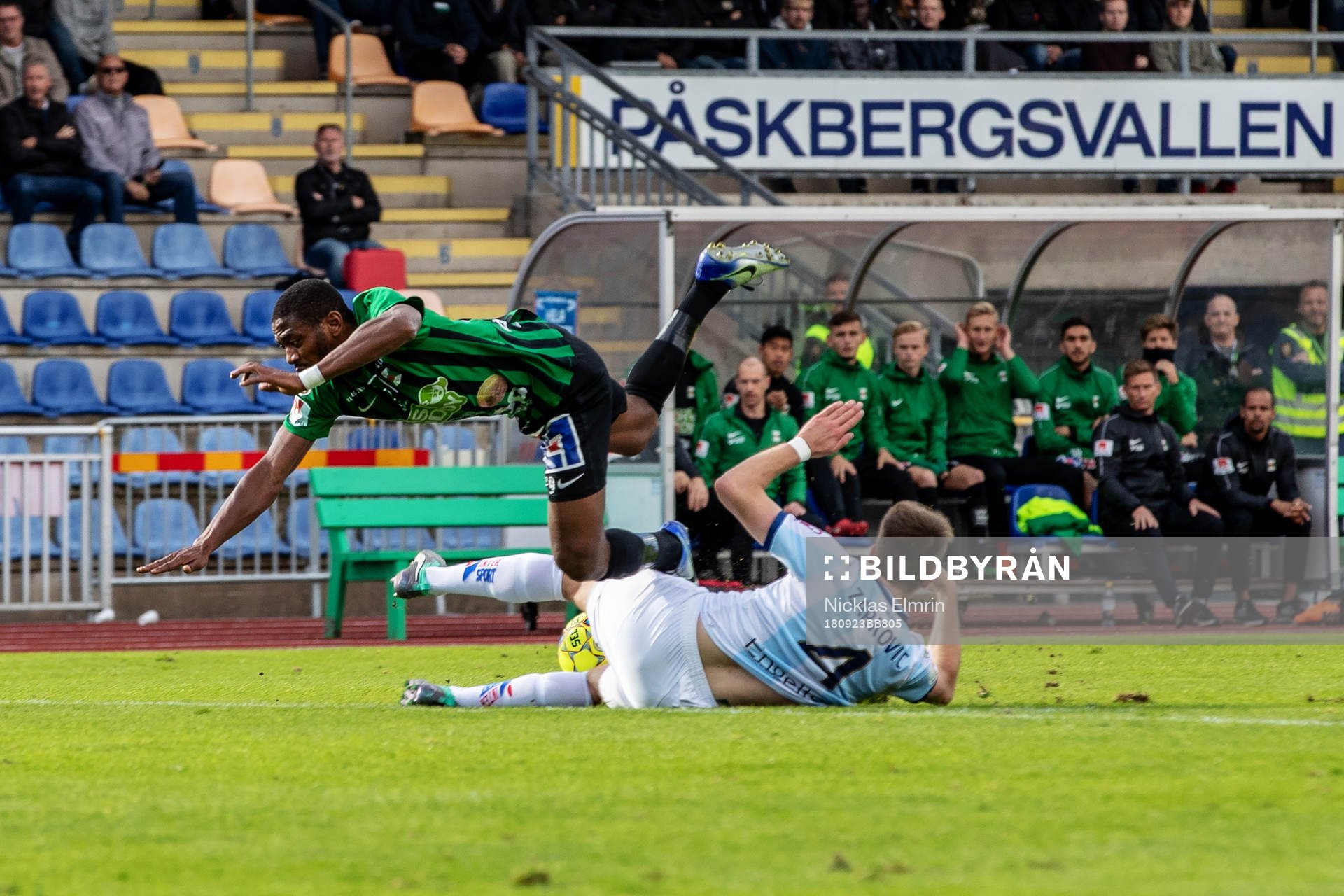 Varbergs Izuchukwu Emeh i kamp med Gefles Stefan Zarkovic under fotbollsmatchen i Superettan mellan Varberg och Gefle den 23 september 2018 i Varberg.