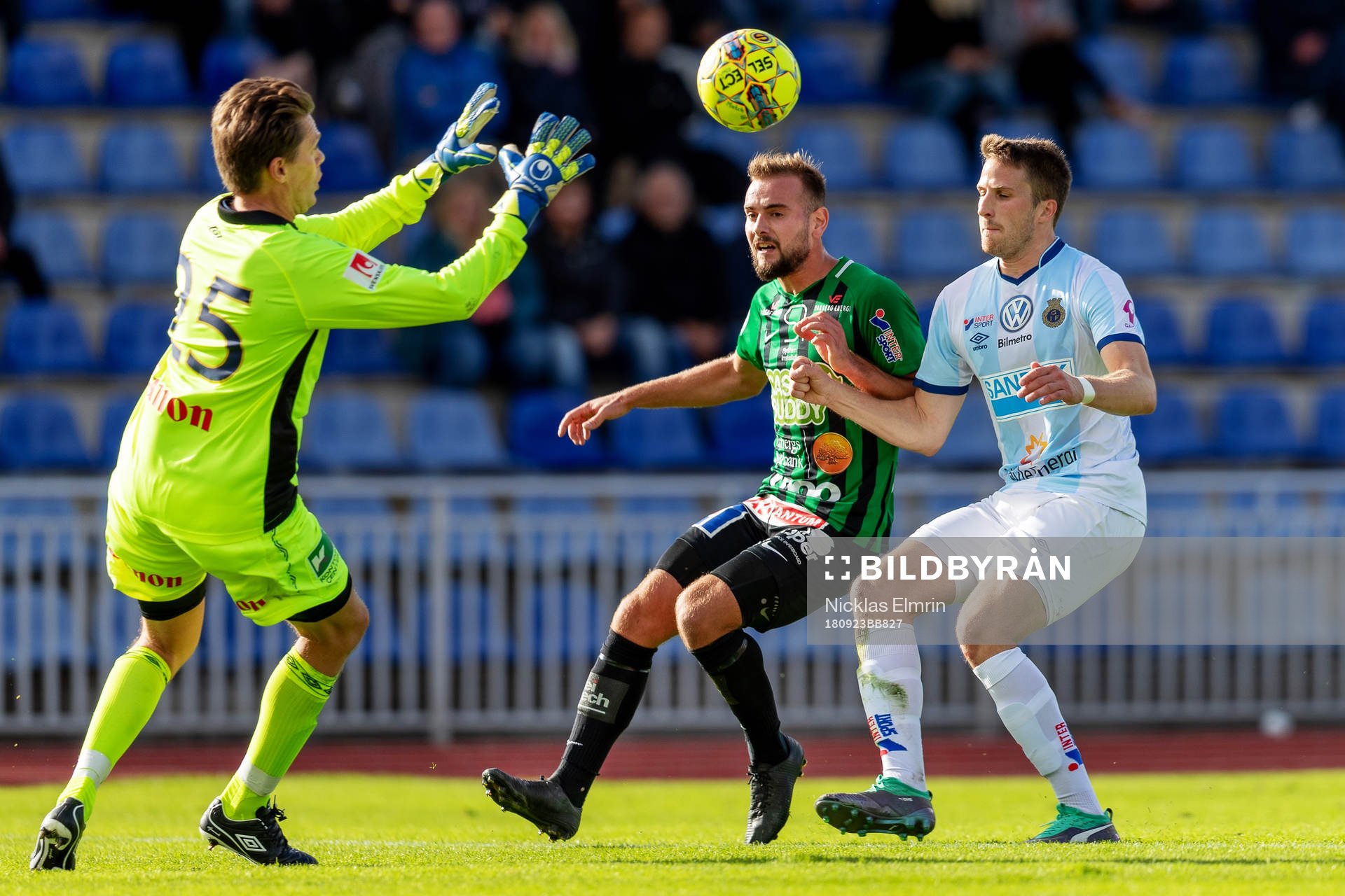 Varbergs Perparim Beqaj mot Gefles målvakt Mattias Hugosson och Jesper Björkman under fotbollsmatchen i Superettan mellan Varberg och Gefle den 23 september 2018 i Varberg.