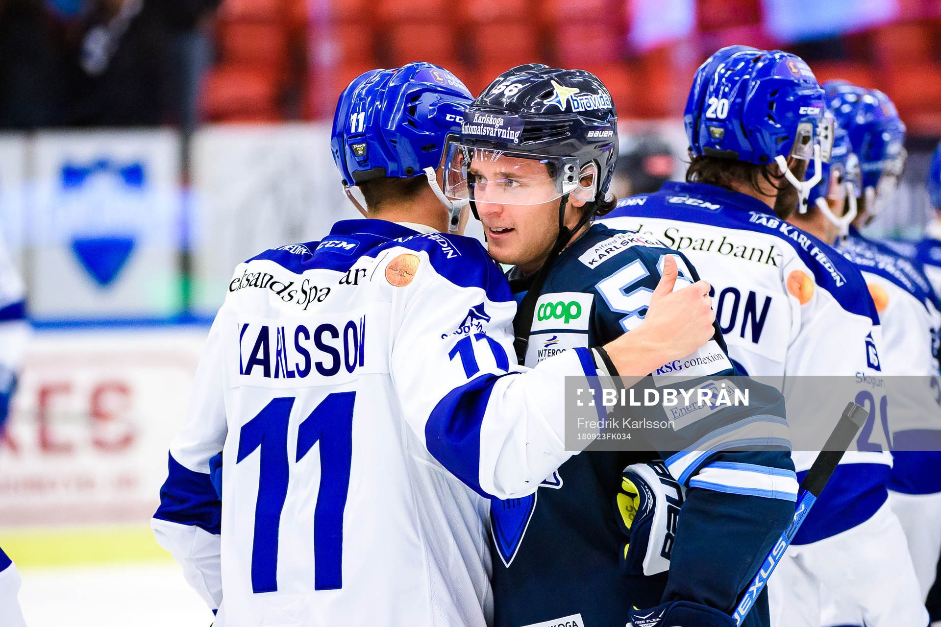 Karlskogas Fredrik Forsberg hälsar på gamla lagkompisar