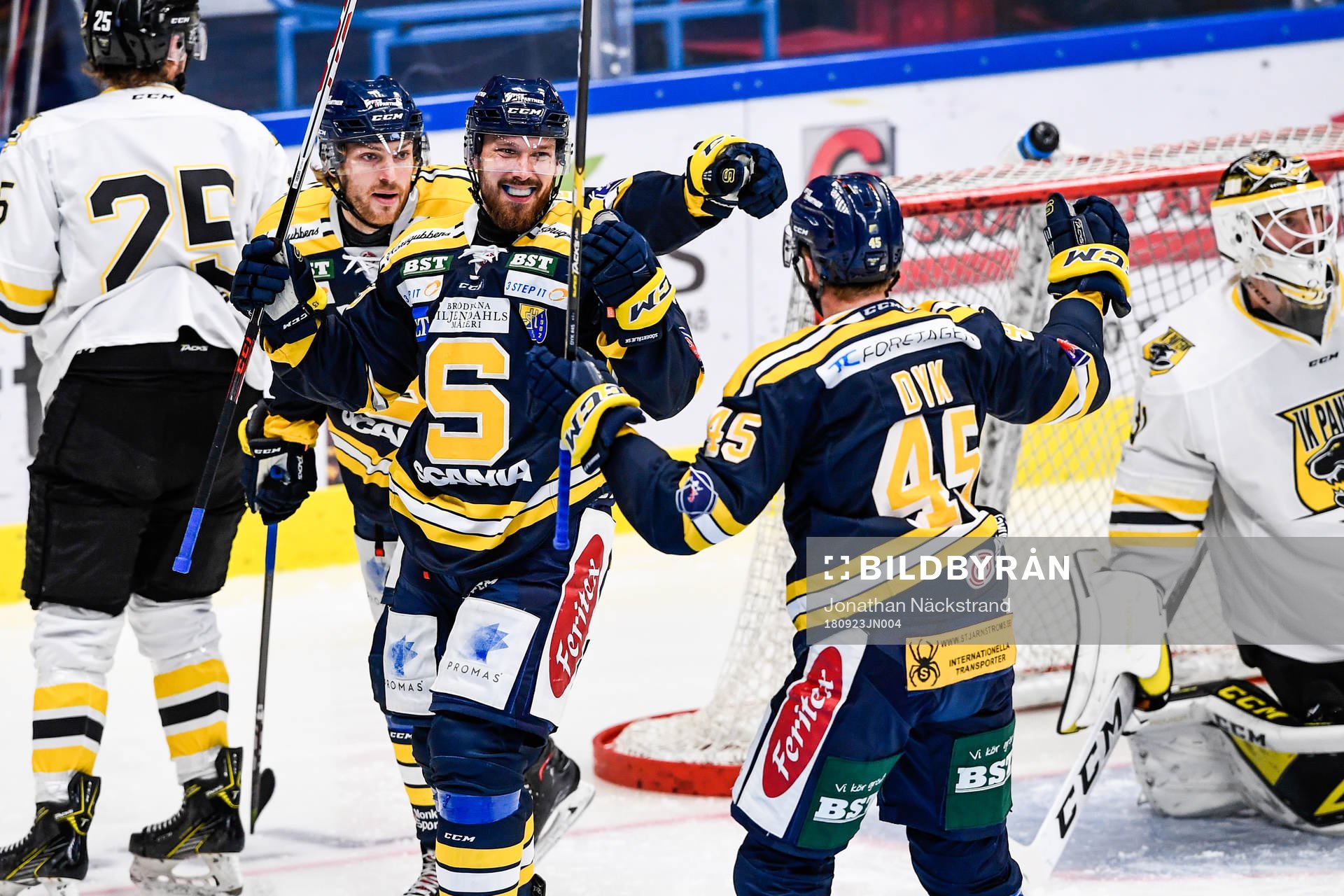 Södertäljes spelare jublar