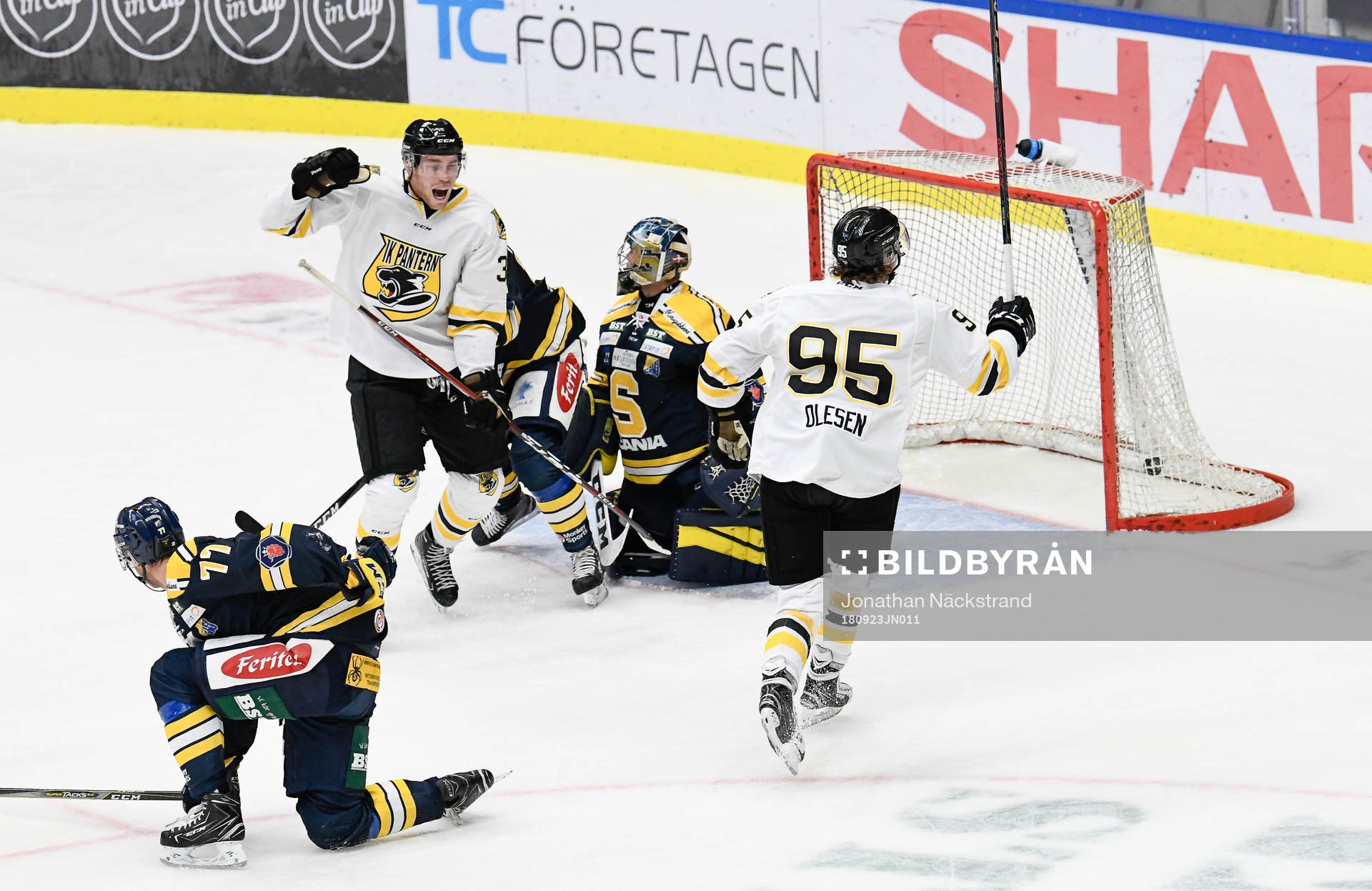 Panterns Nick Olesen (h) jublar