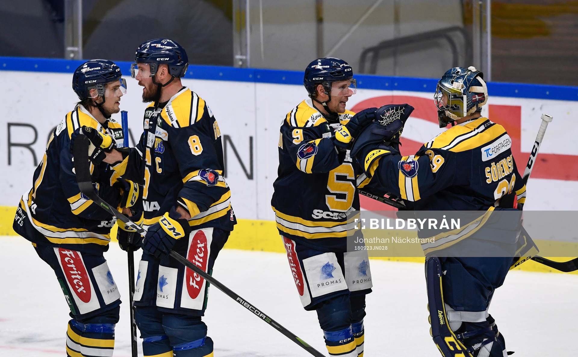 Södertäljes spelare jublar med målvakt George Sörensen